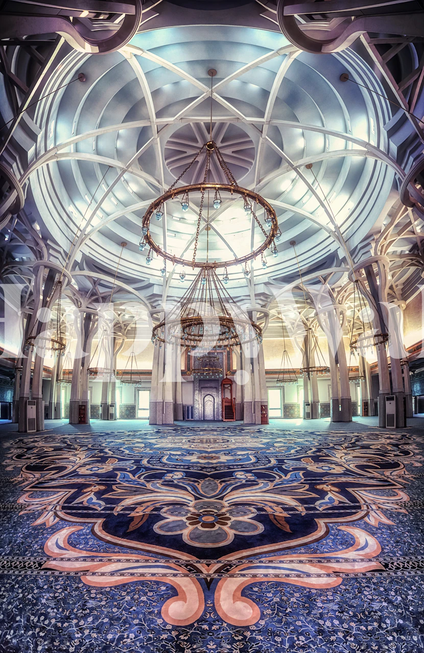 Mural interior de la Gran Mezquita de Roma que muestra arquitectura y diseños elaborados