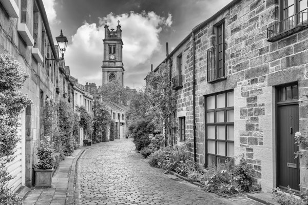 EDINBURGH Circus Lane - Monochrome
