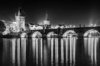 Night impression of Charles Bridge in Prague tapete