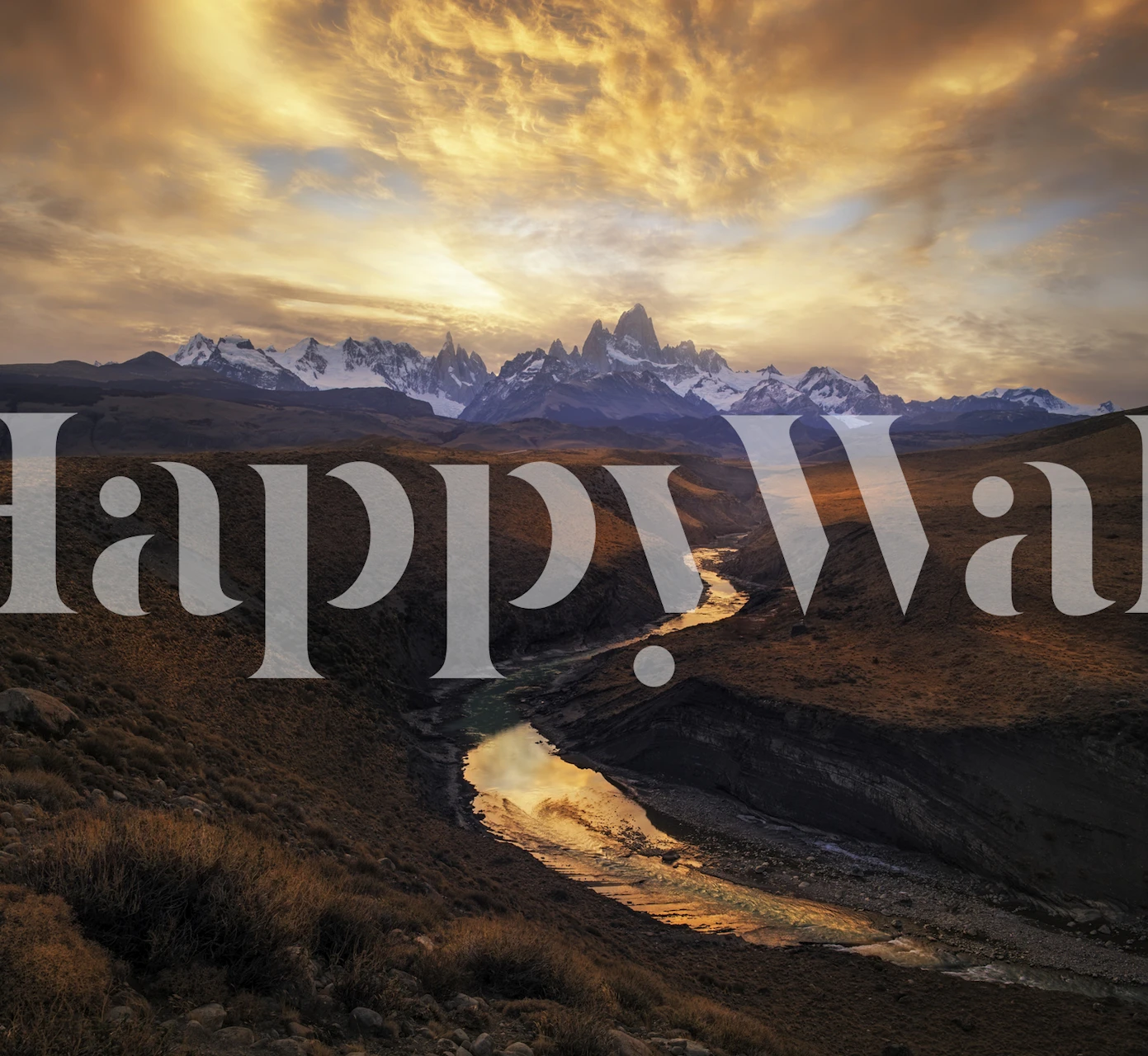 Maestoso murale con paesaggio raffigurante un fiume che scorre attraverso una gola con montagne lontane sotto un cielo al tramonto