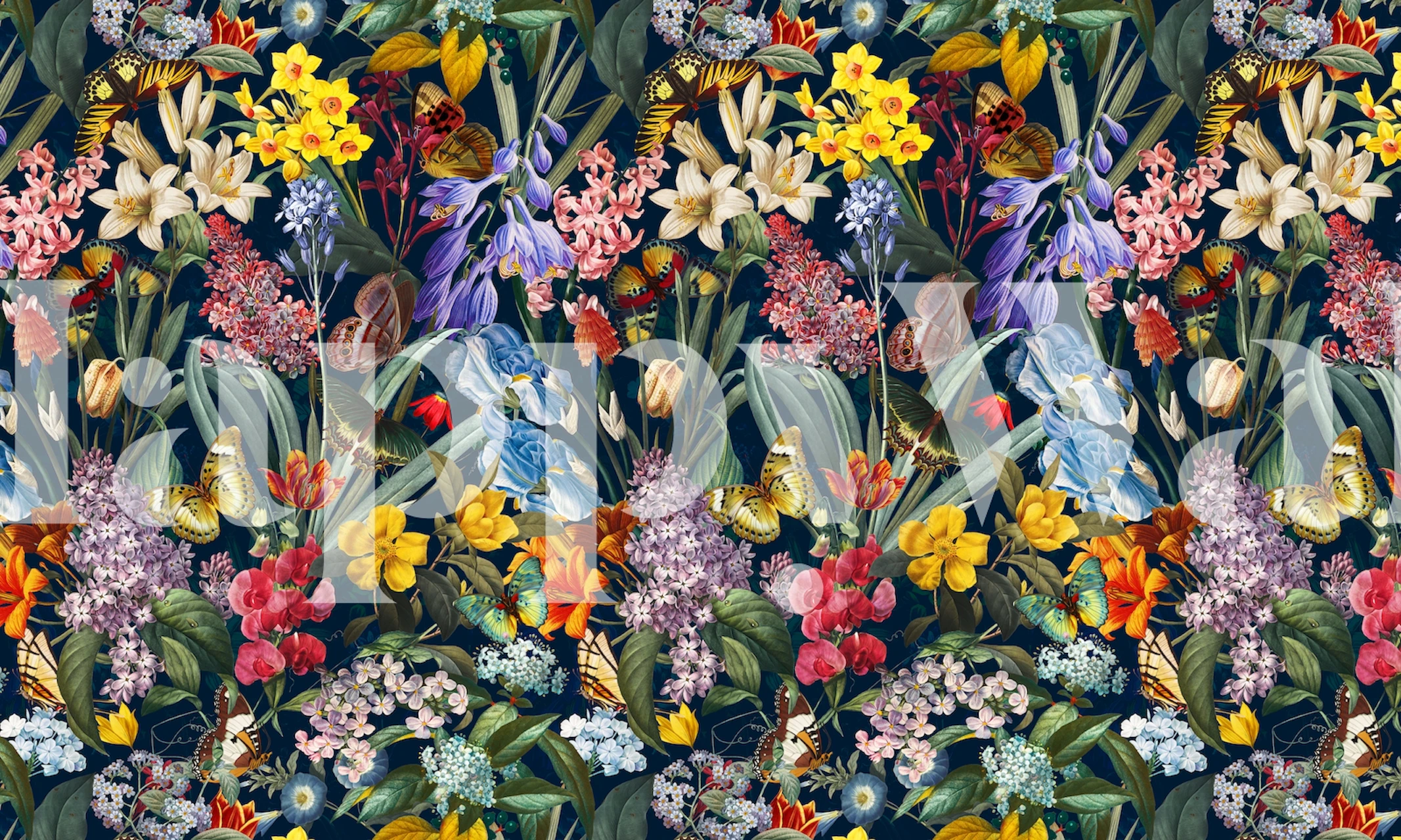 Blumige Tapetgestaltung in einem Zimmer