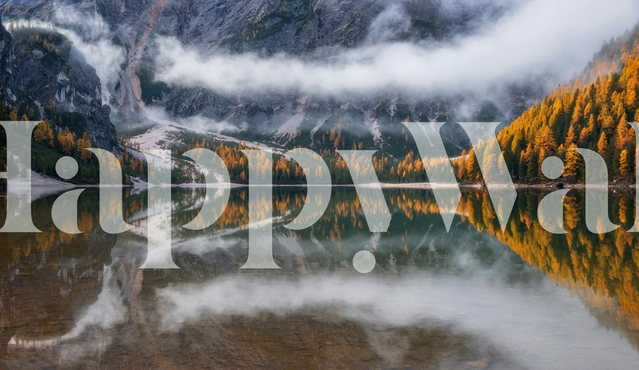 Zidni mural s refleksijom jesenskog jezera s maglovitom planinom i drvećem