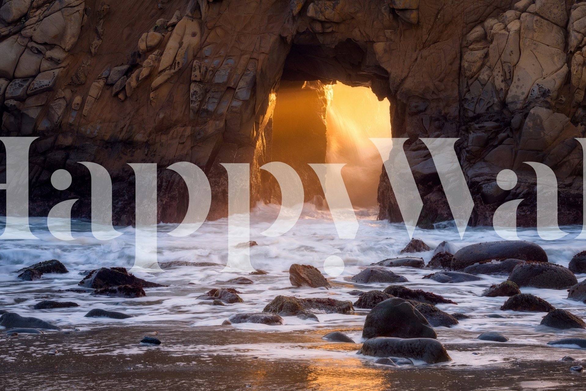 Mural de pared al atardecer con un arco de roca brillante sobre una playa