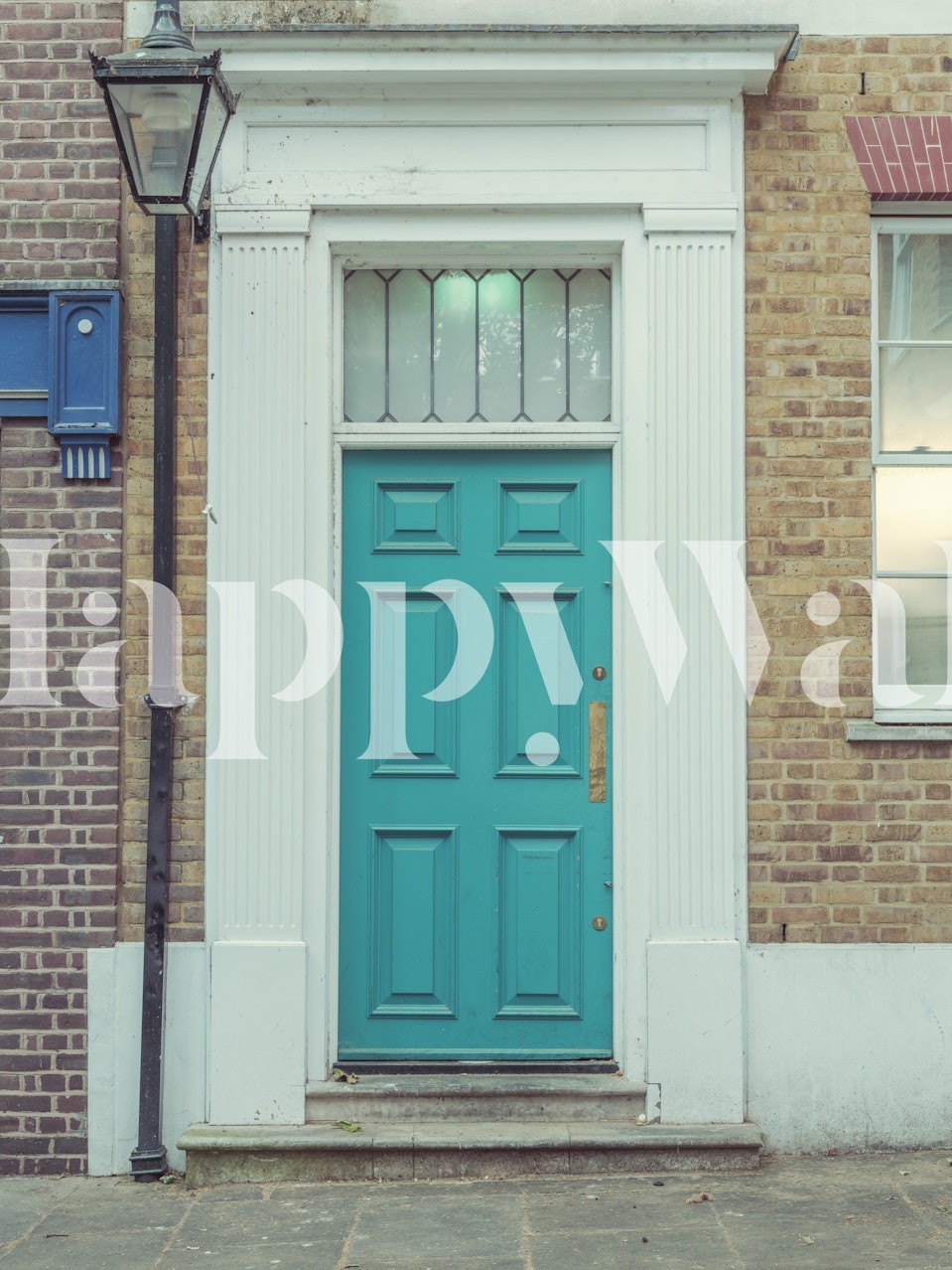Blauwgroen houten deur op een muurmuurschildering van een oud stenen gebouw