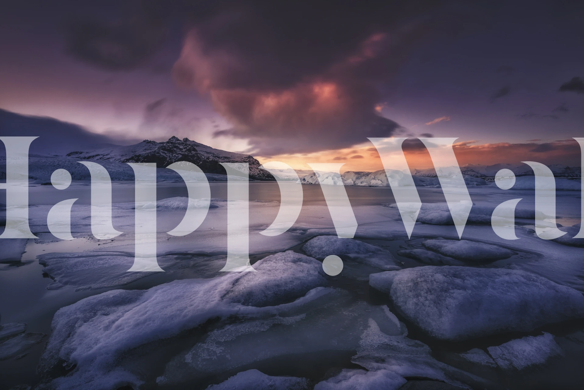 Lodowaty krajobraz o zmierzchu ze świecącym horyzontem przygotowującym się na rozgwieżdżone nocne niebo