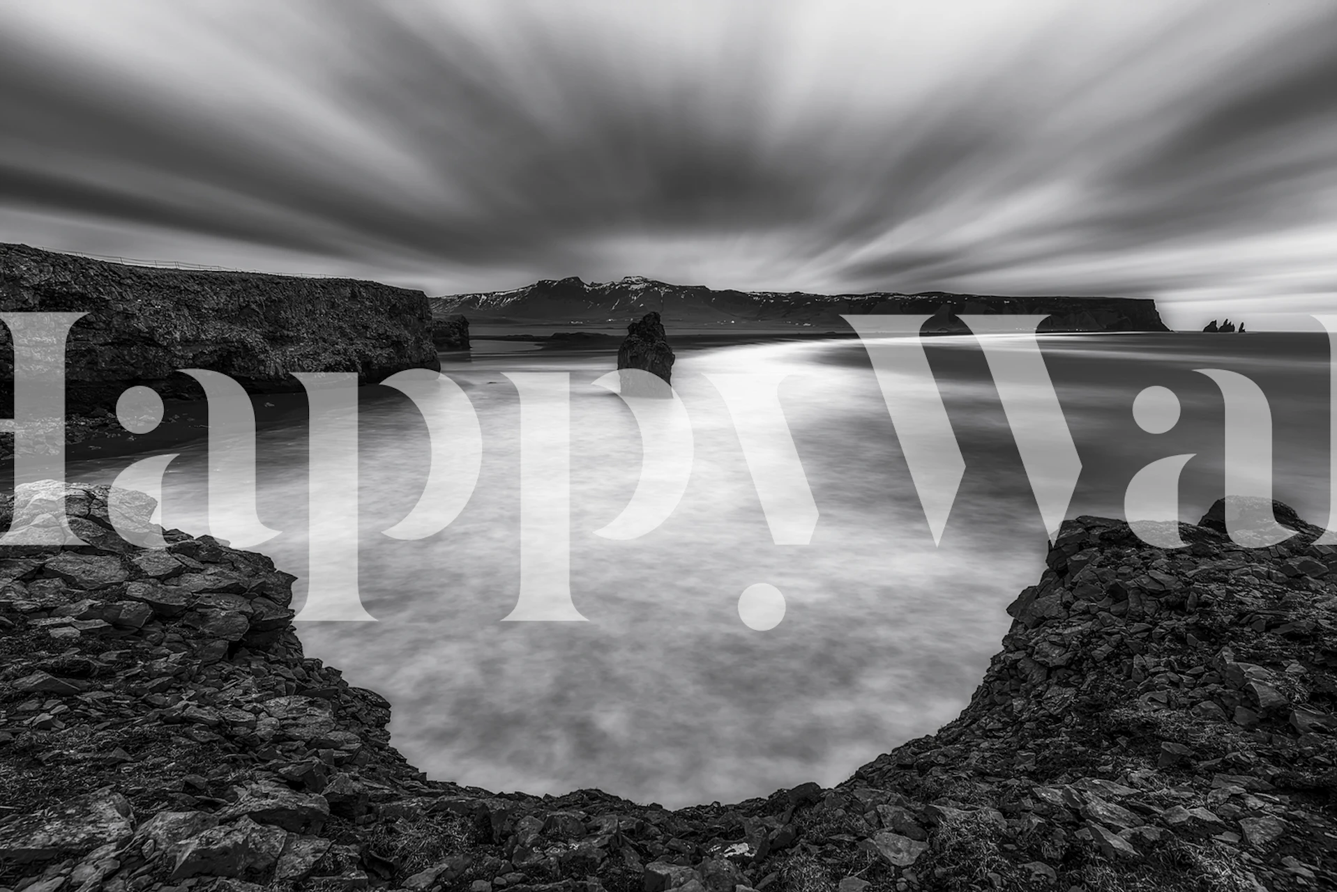 Zwart-wit fotobehang met dynamische wolken en een rustig waterlichaam met kliffen