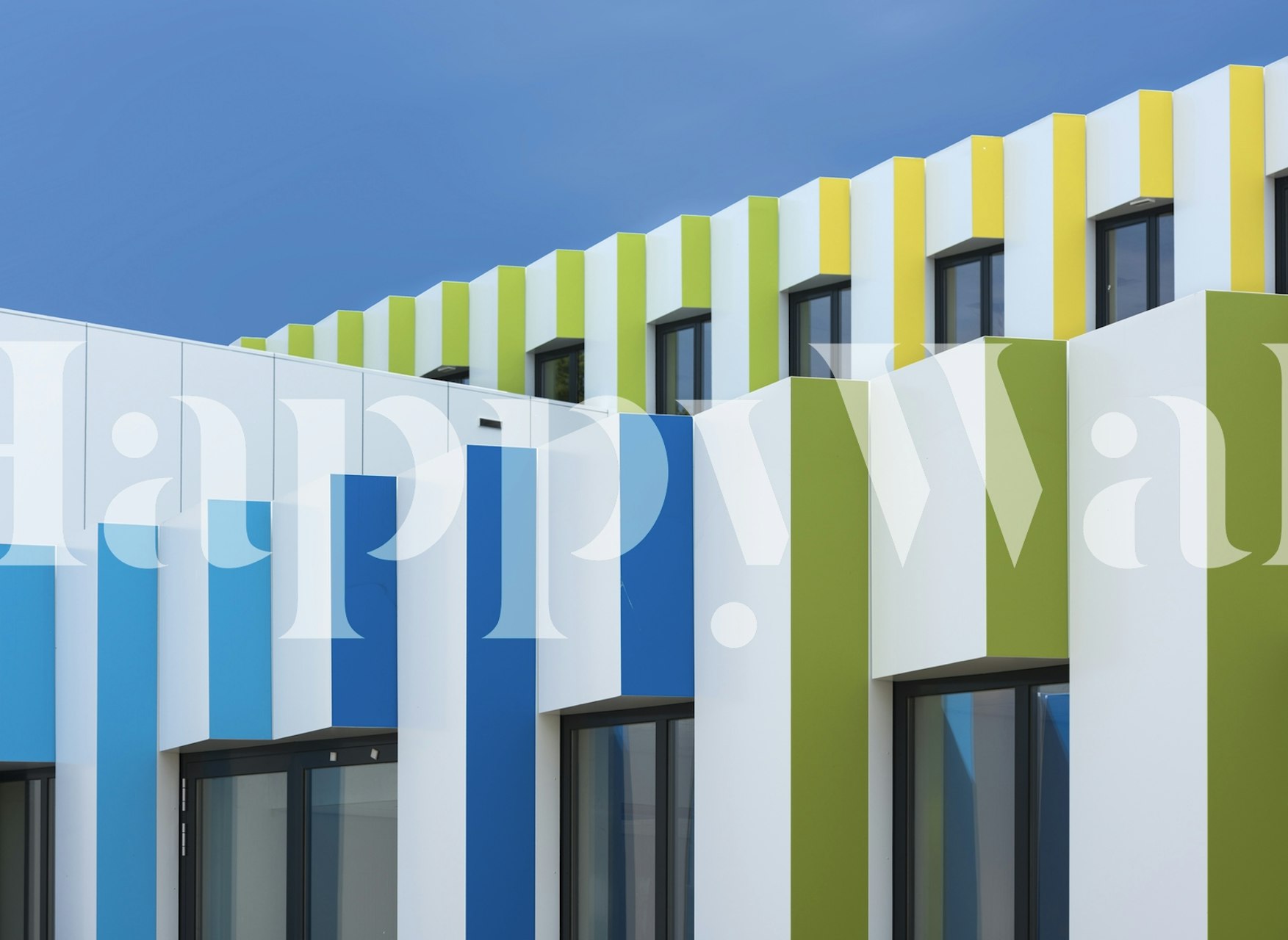 Moderne architectonische gevels in blauw, groen en beige onder een heldere hemel