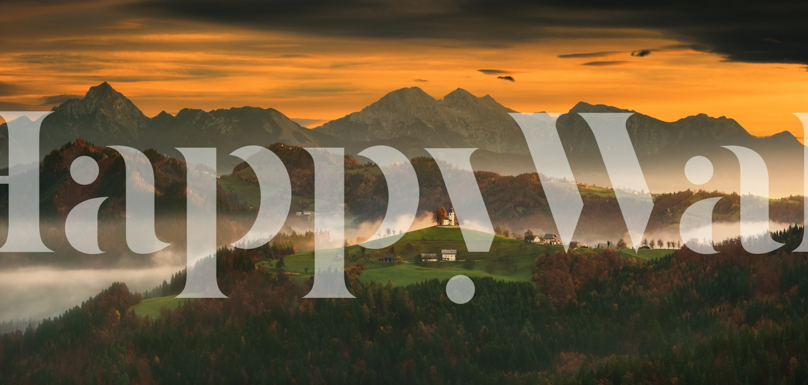 Mural panorâmico de uma igreja em uma paisagem pitoresca durante o nascer do sol com neblina e montanhas