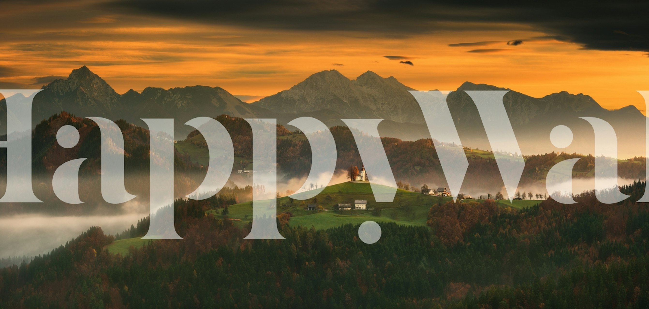 Slikoviti zidni mural crkve u slikovitom krajoliku tijekom izlaska sunca s maglom i planinama