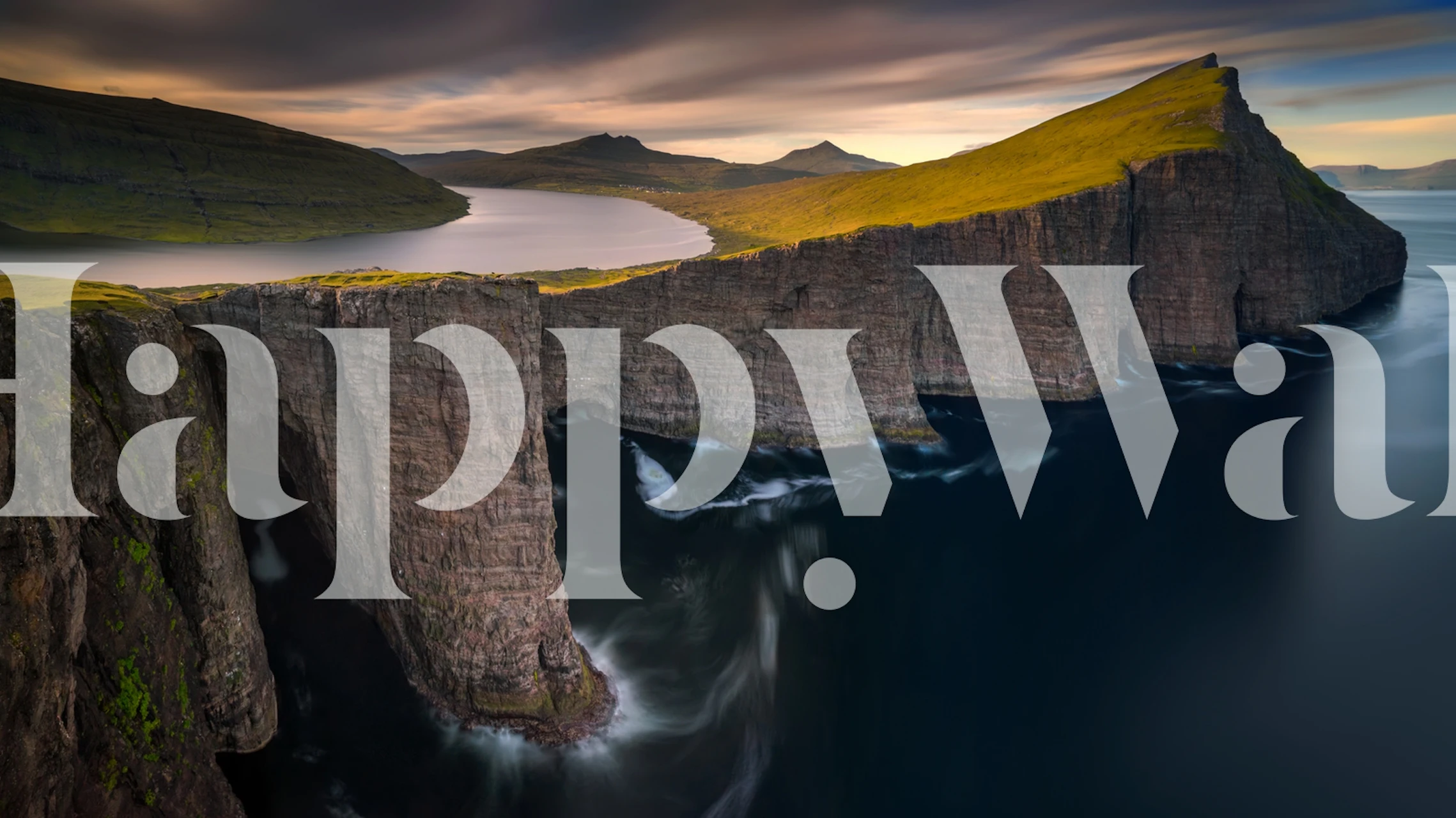 Carta da parati Sorvagsvatn che mostra scogliere drammatiche