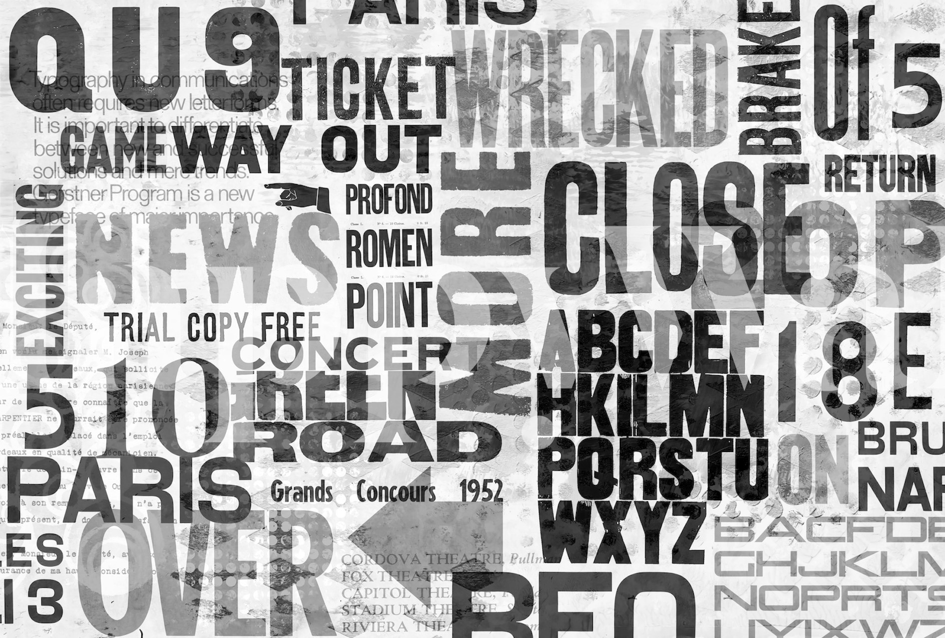 Mural monocromático de arte callejero urbano con una mezcla de tipografía y elementos abstractos