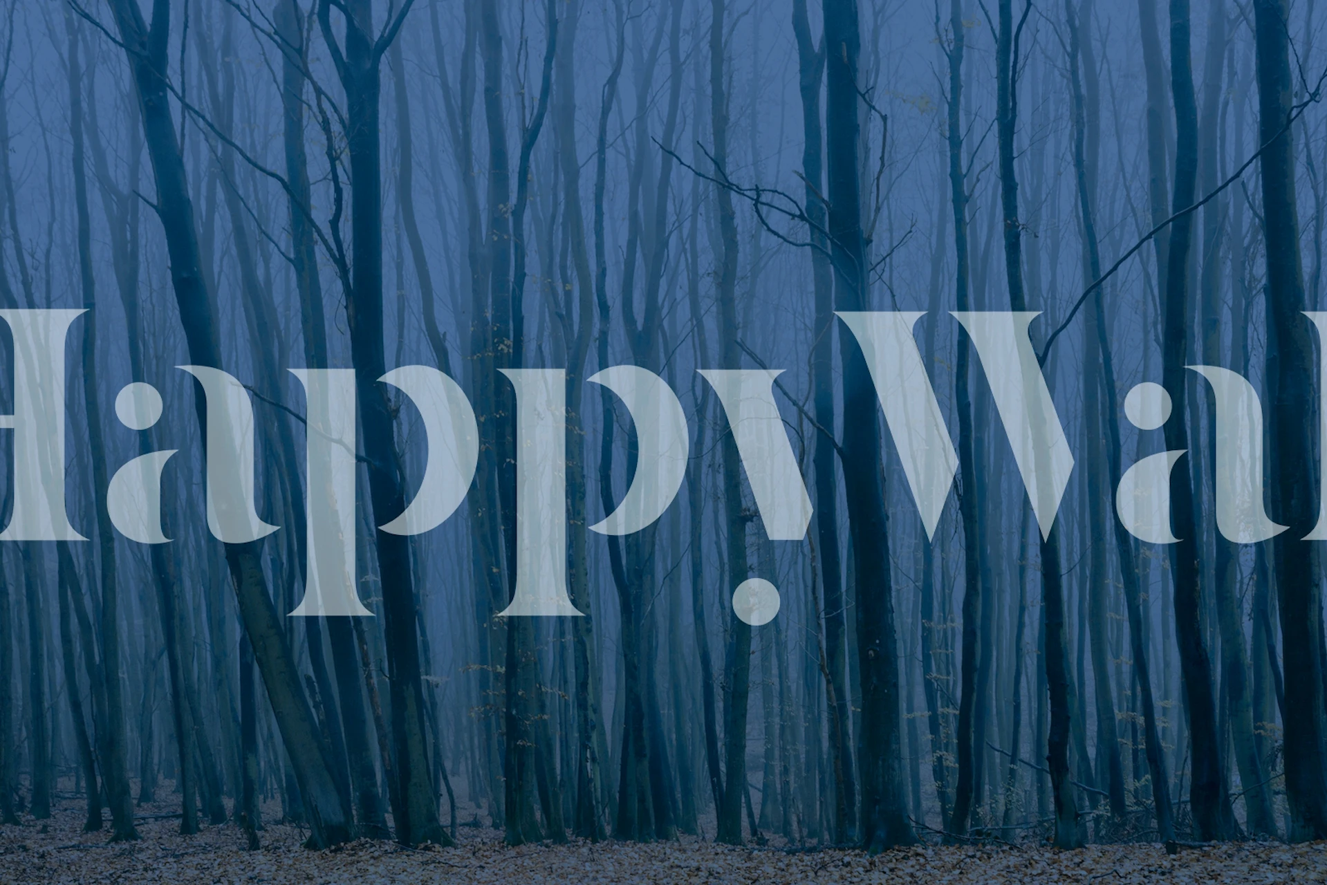 Veggmaleri av en tåkete skog ved daggry med silhuetter av golde trær