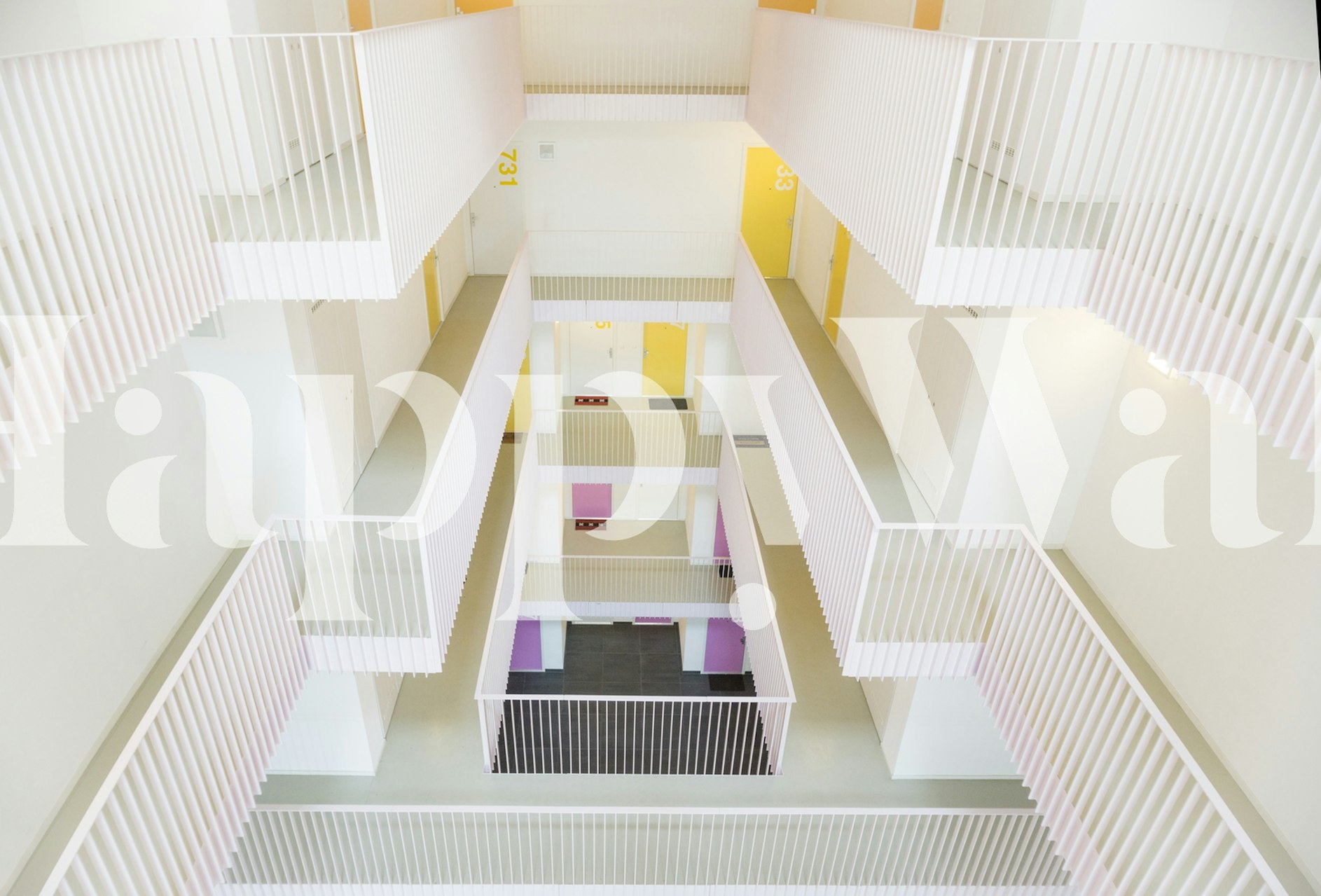 Abstrakti monivärinen tapettimuotoilu, joka herättää modernin taiteellisen tunnelman missä tahansa sisustuksessa