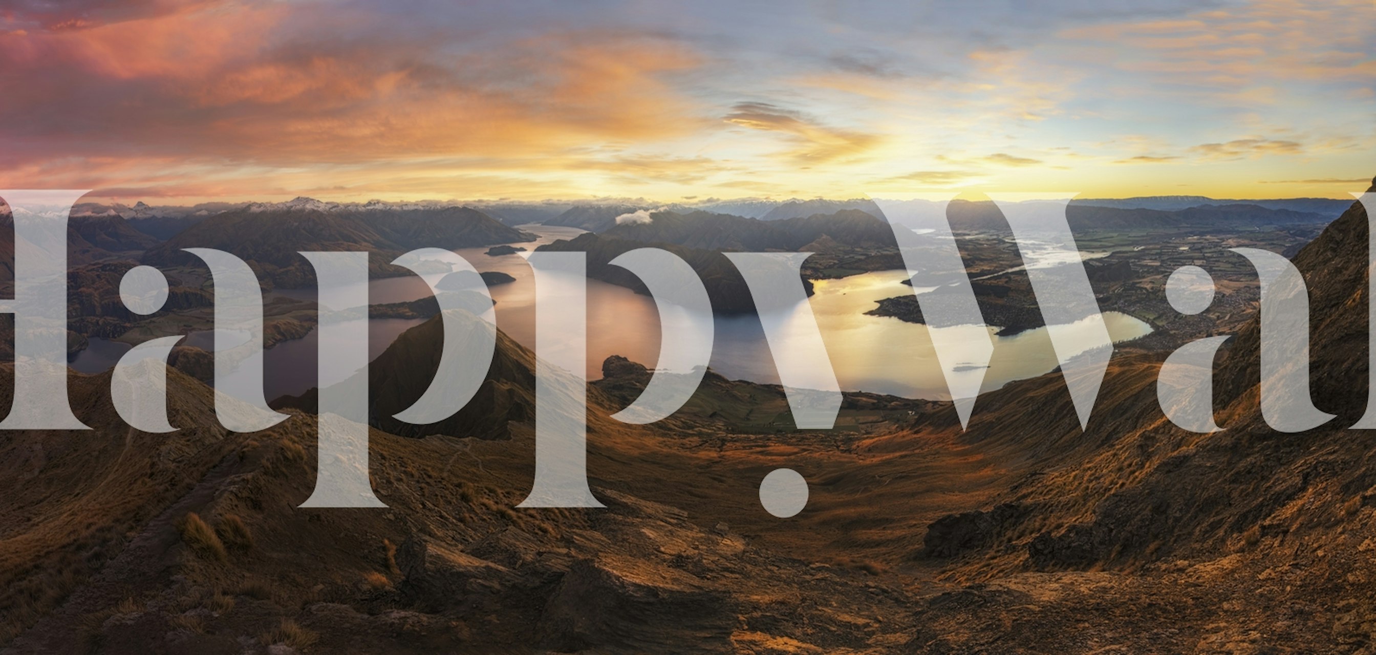 Roys Peak Panorama View zidna slika koja prikazuje izlazak sunca iznad mirnog jezera i surovih planina.