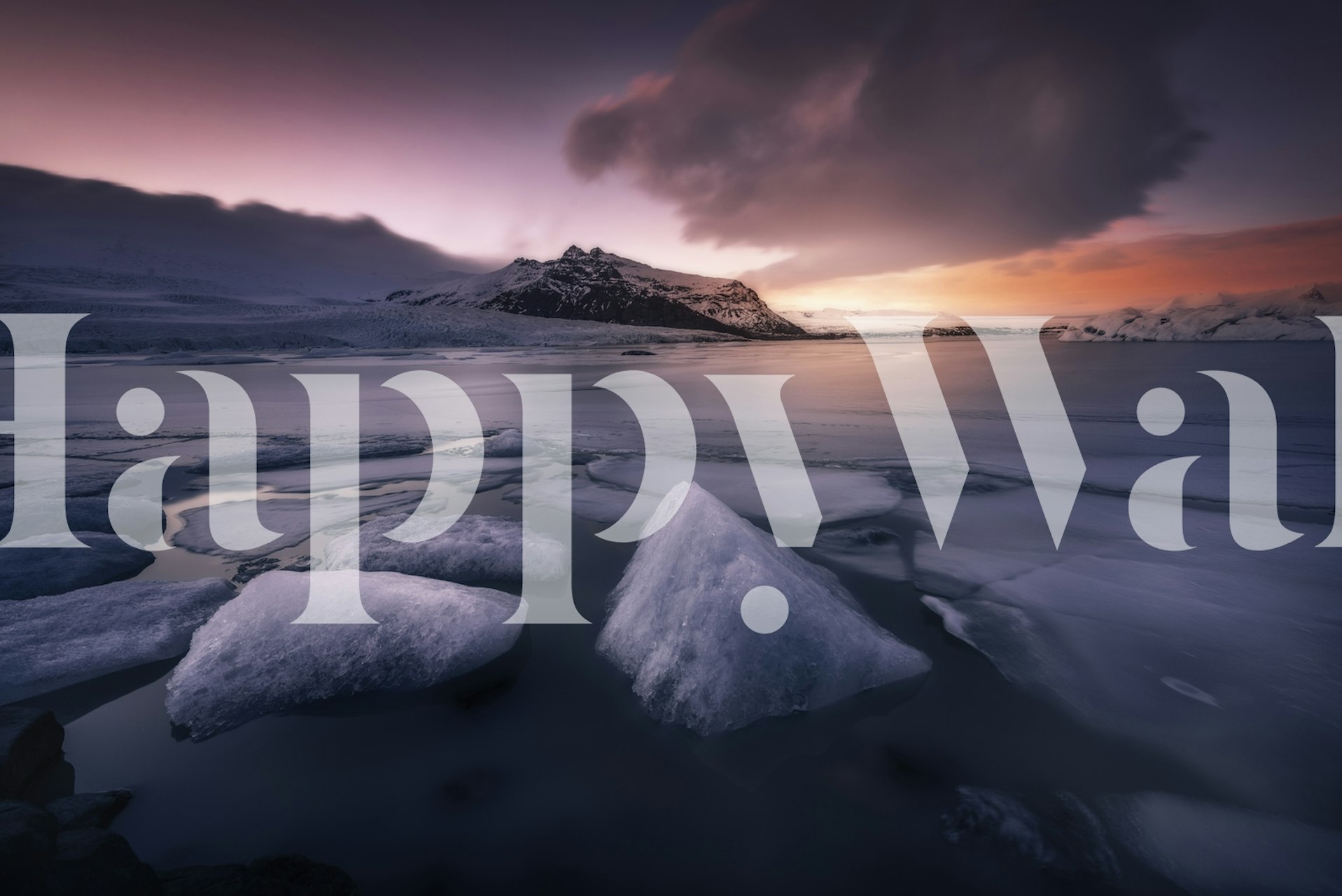 En tapet som föreställer de sista ljusen på Fjallsarlons lagun med isformationer och en solnedgång över bergen.