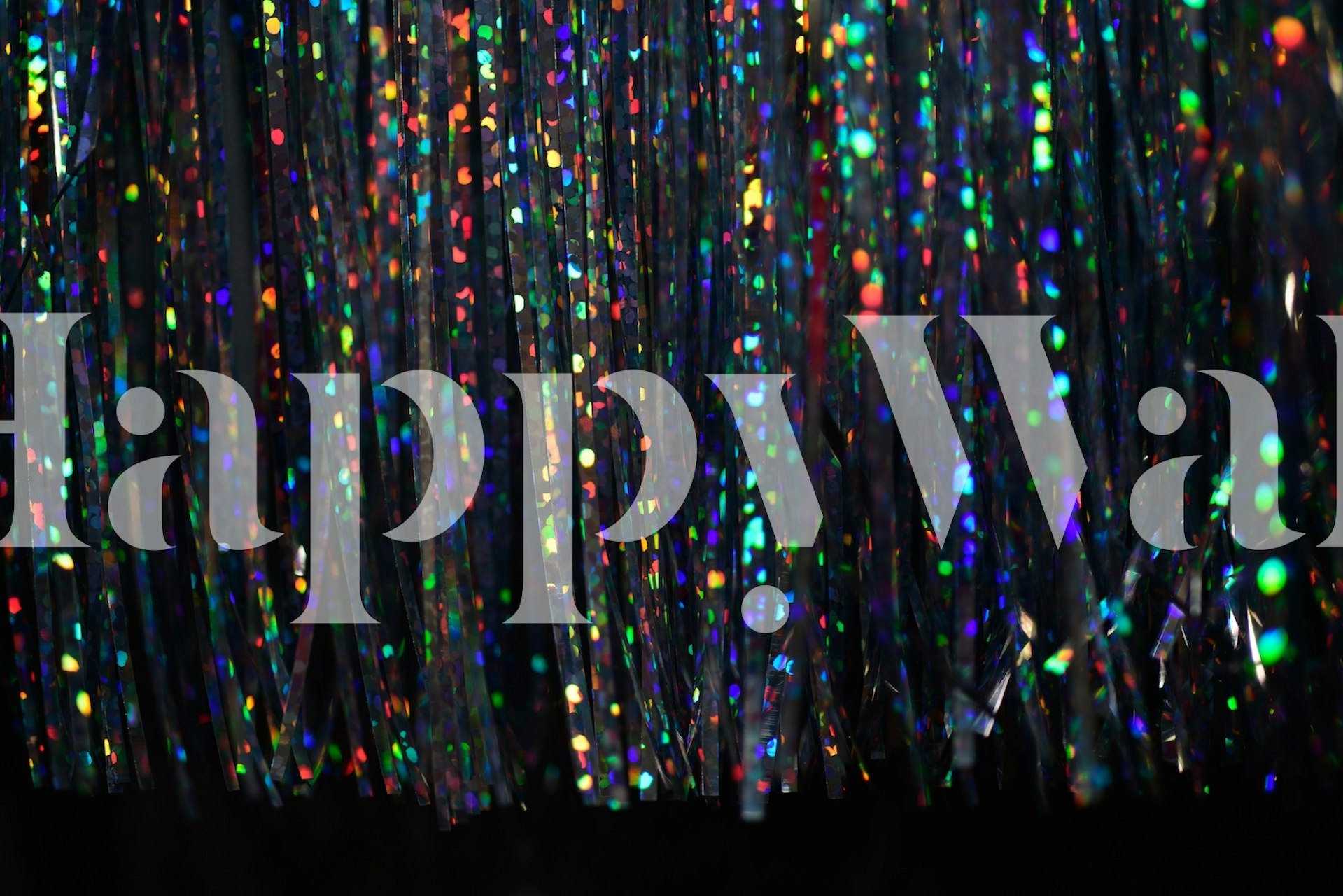 Holographic Tinsel Glam tapeta v pokoji