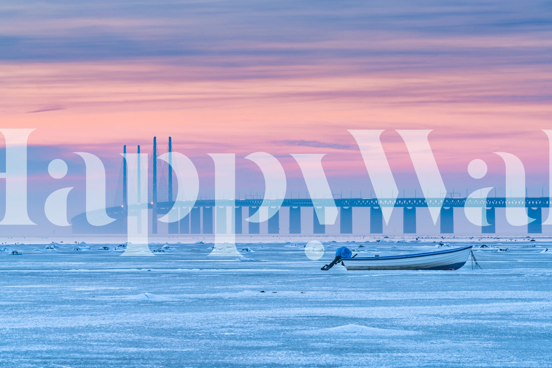 Une fresque murale représentant une mer gelée avec un ciel pastel calme, un pont lointain et un bateau solitaire