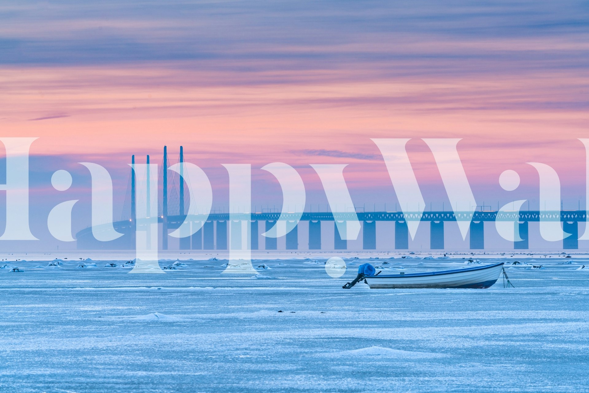 Fototapeta zobrazující zamrzlé moře s klidnou pastelovou oblohou, vzdálený most a osamělou loď