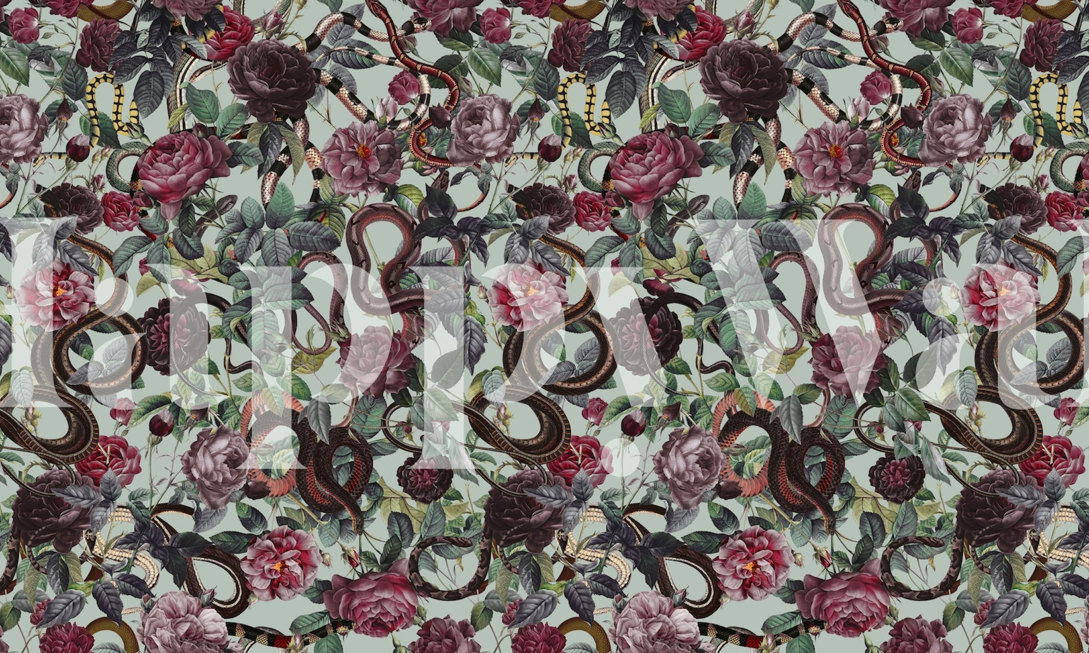 Fototapeta se vzorem propletených hadů a svěžích růží na detailním pozadí.