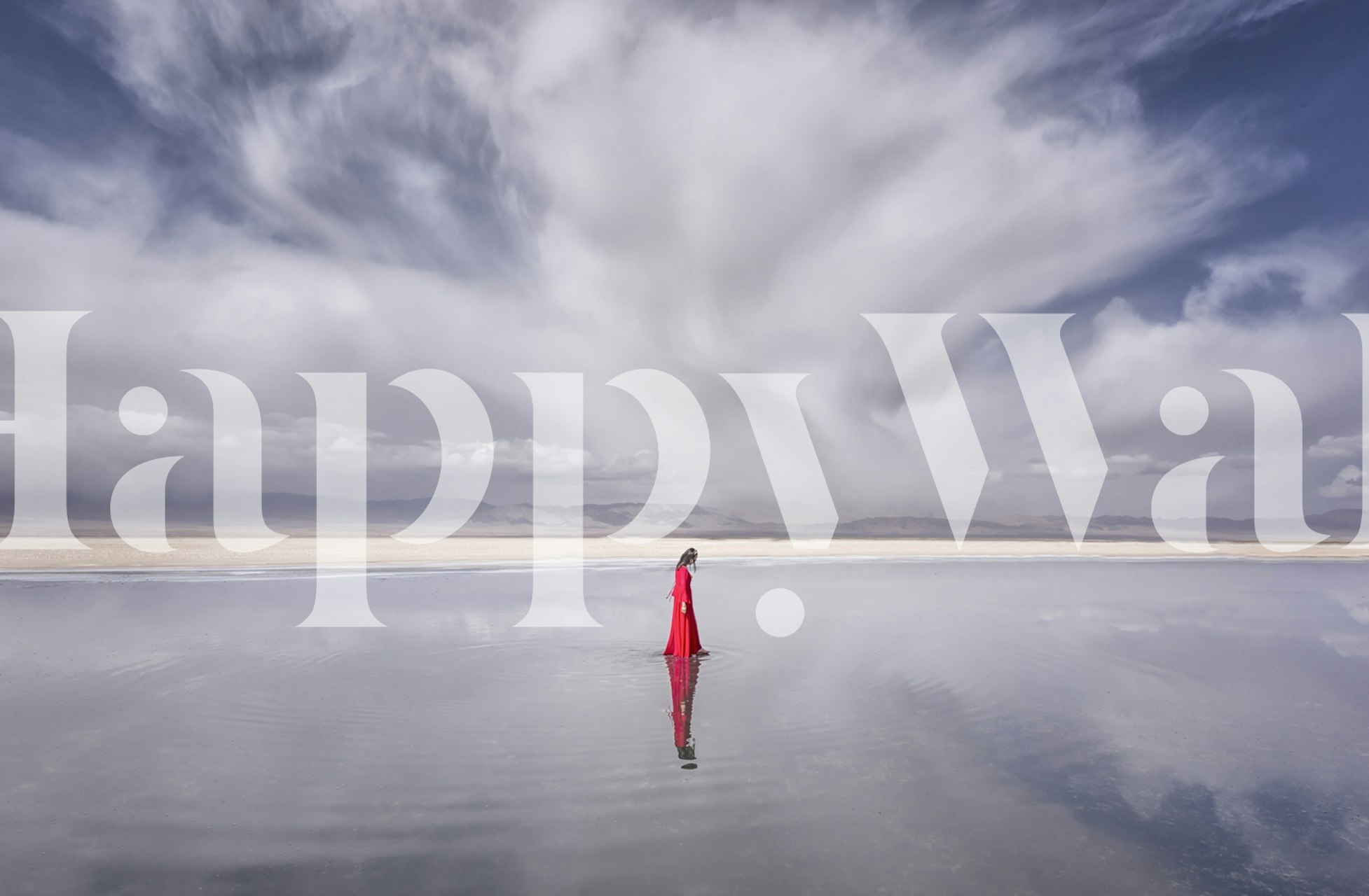 En ensam kvinna i röd klänning som står mot en fridfull bakgrund av himmel och vatten som blandas vid horisonten