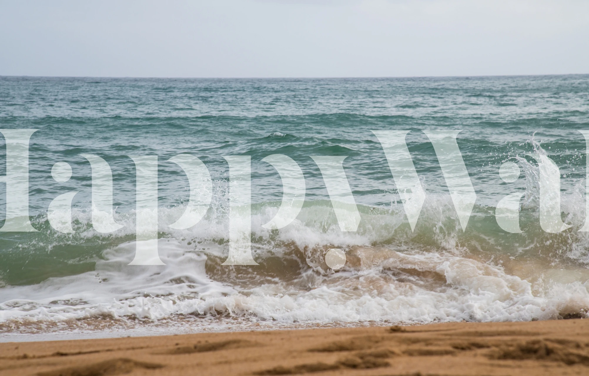Mural de pared Atlantic Ocean Waves que muestra suaves olas encontrándose en una playa de arena
