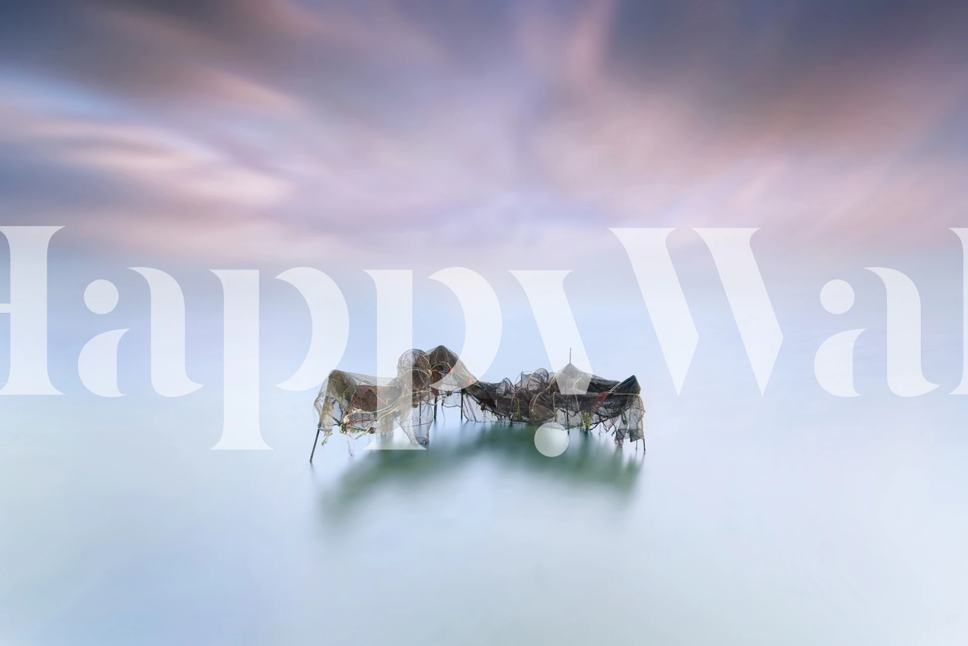 Etereo paesaggio acquatico nebbioso con struttura a rete da pesca