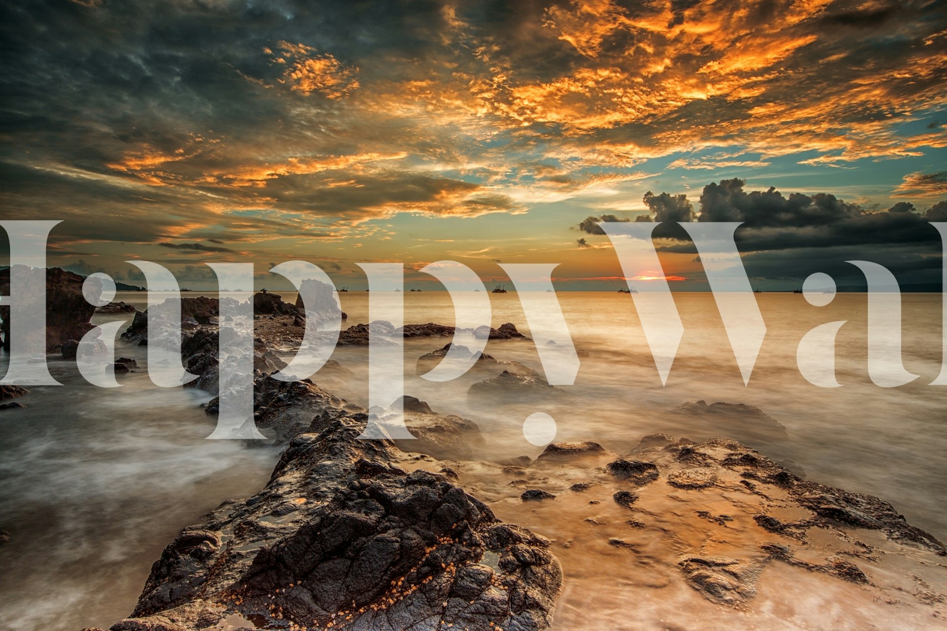 Espectacular mural de playa con mar tormentoso y nubes ardientes al atardecer