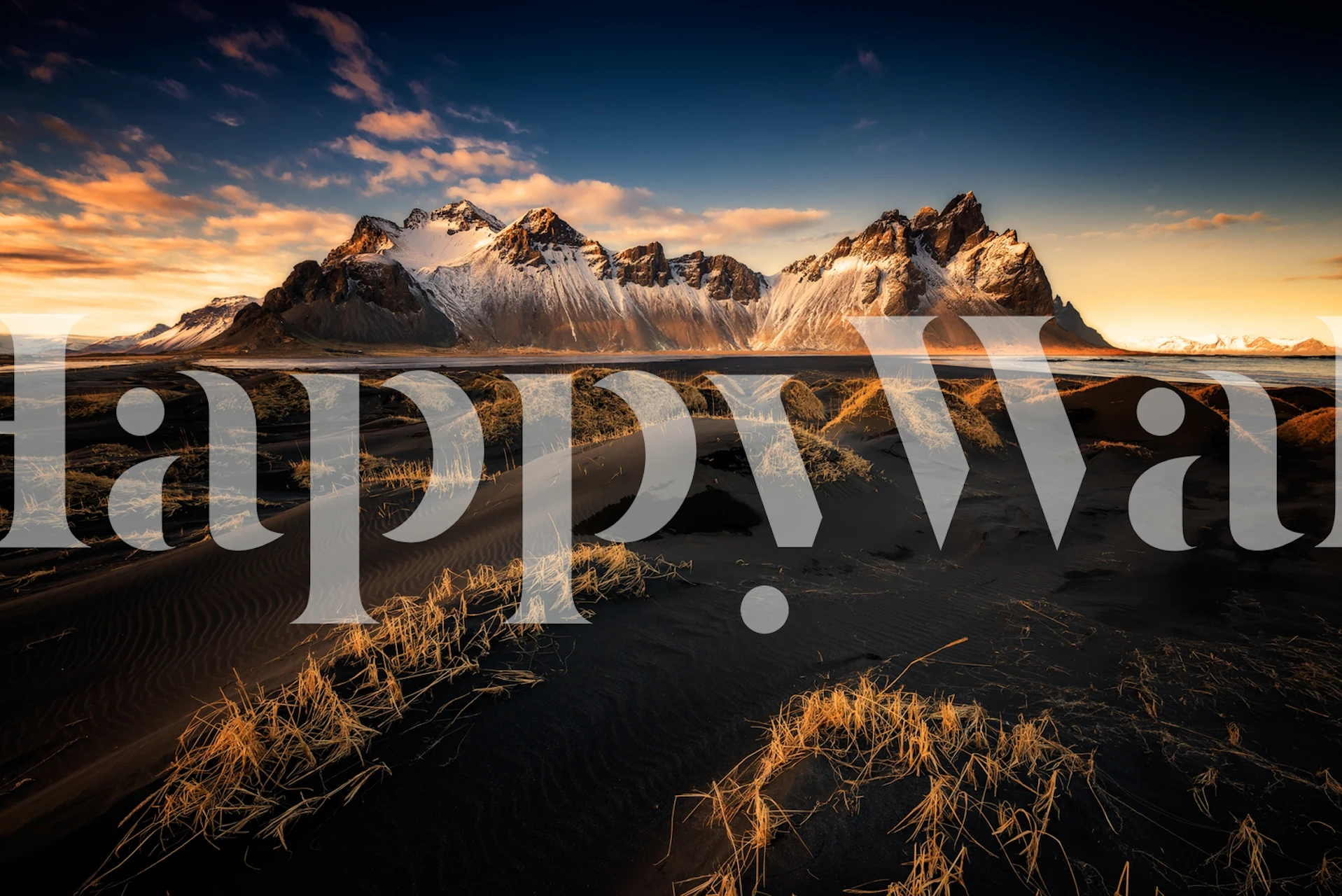 Fotomurais paisagistícos Paisagem islandesa com montanhas cobertas de neve e tons dourados do pôr do sol