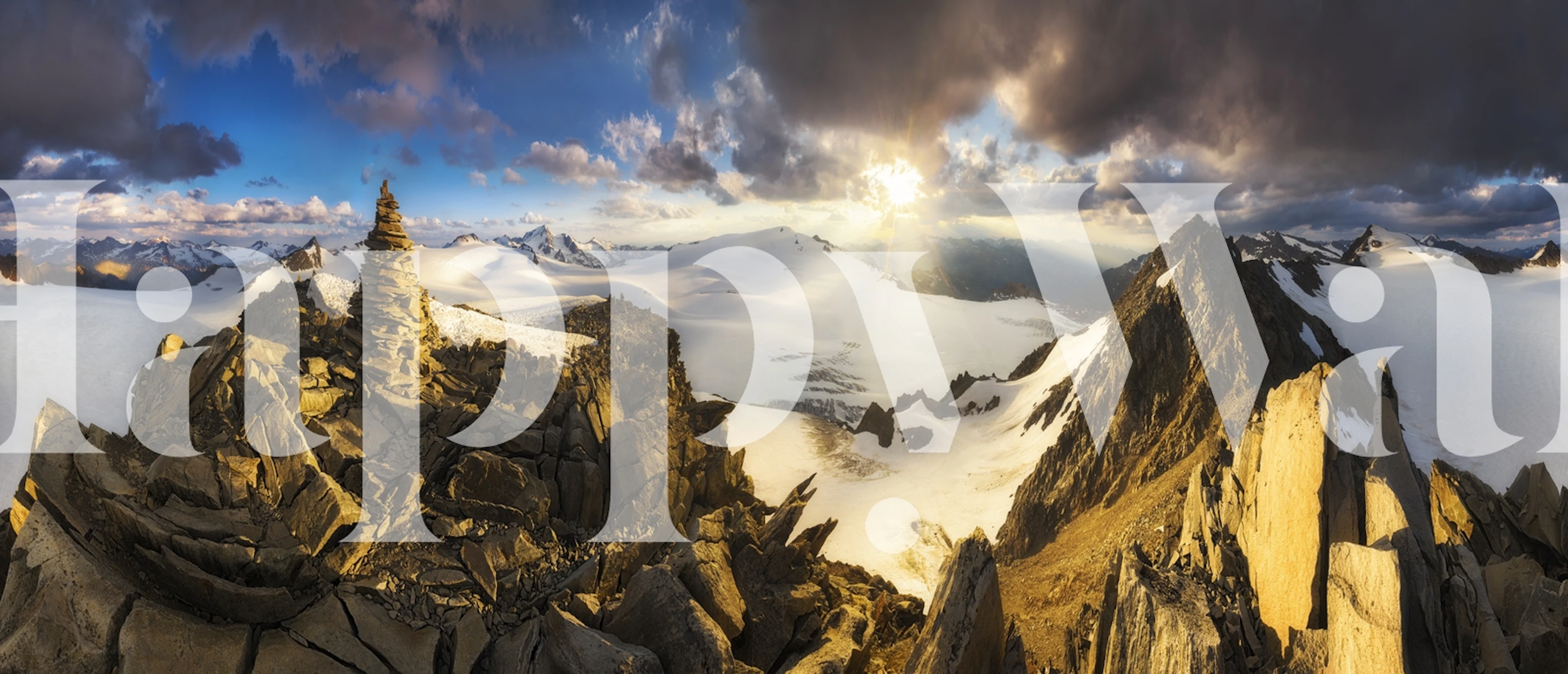 Perfect Sunset fotobehang met bergtoppen en dramatische luchten