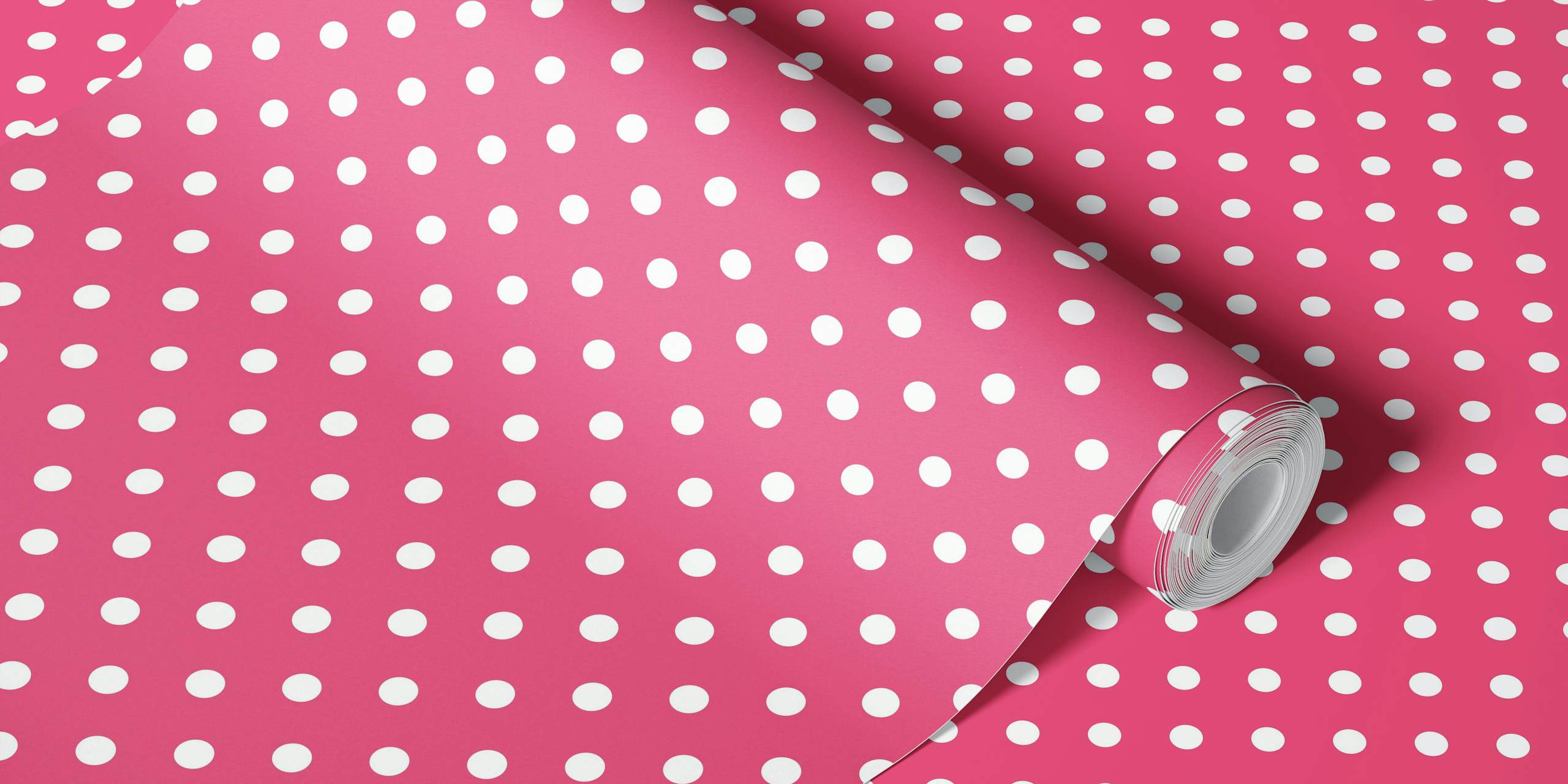 Hot pink wallpaper avec des dots blancs dans une pièce