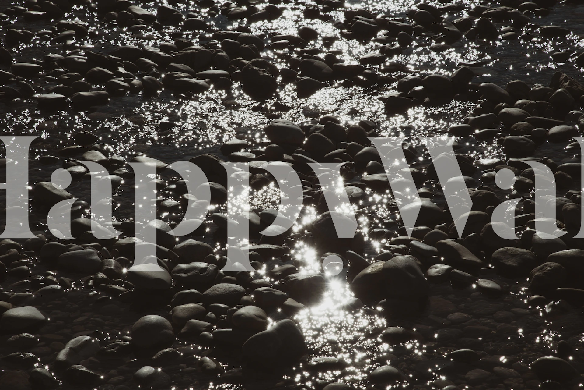 Monokrom vægmaleri af måneskinne sten, der glitrer om natten