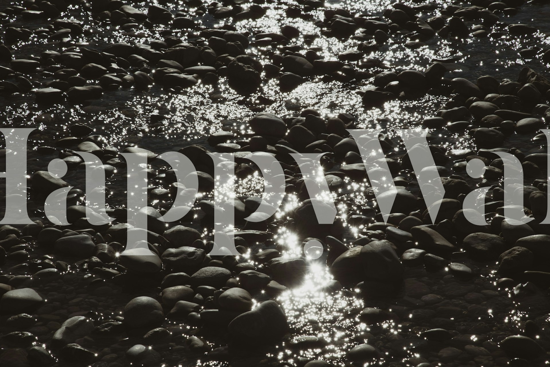 Μονοχρωμία τοίχου με Black Stones in the Moonlight που αστράφτουν τη νύχτα