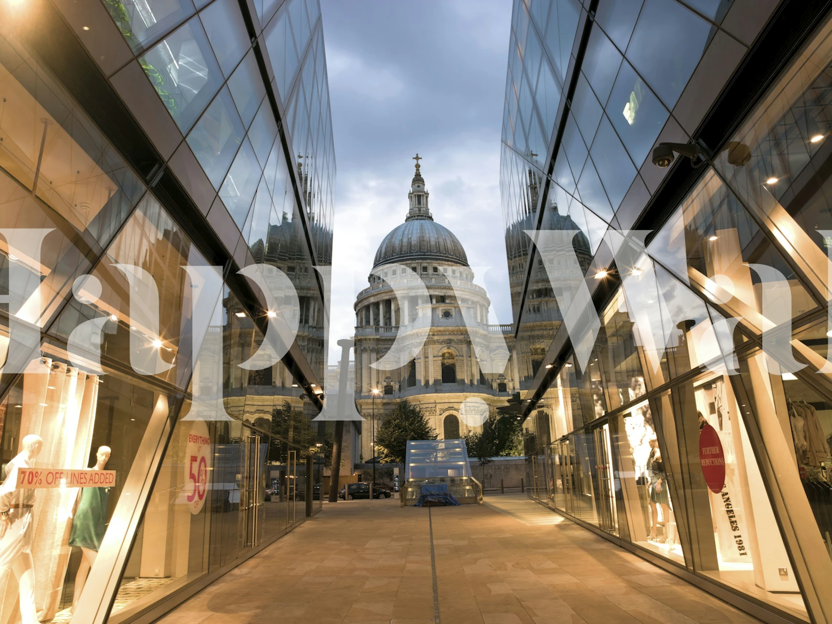 Murale emblématique de la cathédrale avec vue depuis un passage couvert de verre