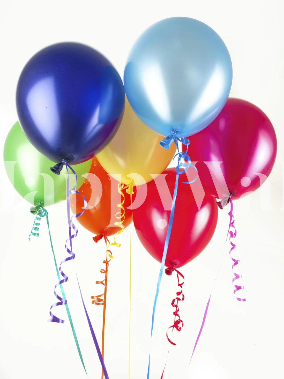 Una vibrante variedad de globos de colores en un mural de pared