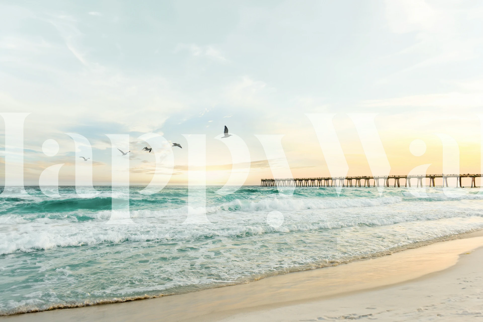 Sunset Pier -seinämaalaus kultaisilla sävyillä, tyynellä valtamerellä ja venyvällä laiturilla