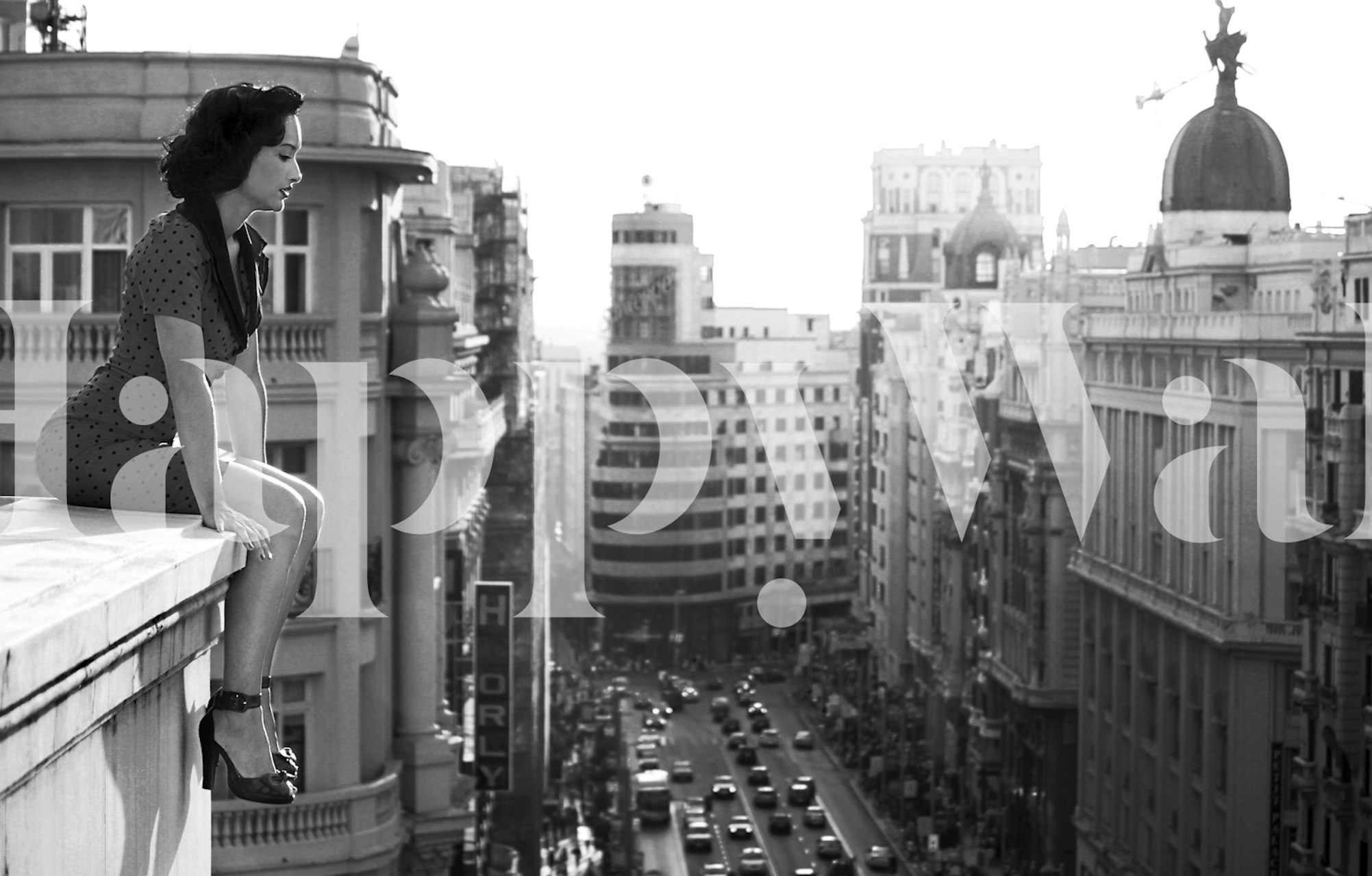 Mural en blanco y negro de un paisaje urbano que representa la energía urbana y los edificios históricos de Madrid.