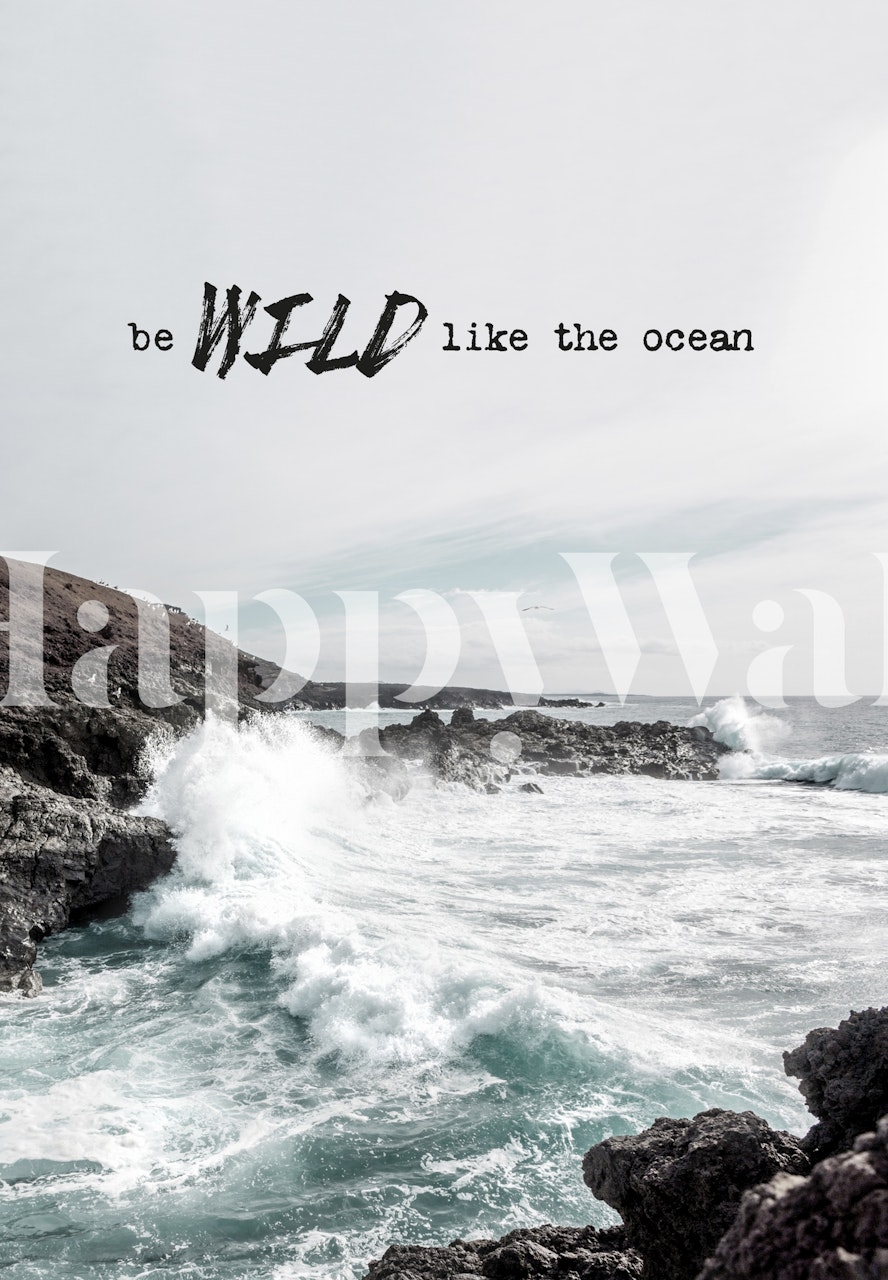 Oceaan Fotobehang Met Beukende Golven En Rotswanden Met De Tekst Be Wild Like The Ocean