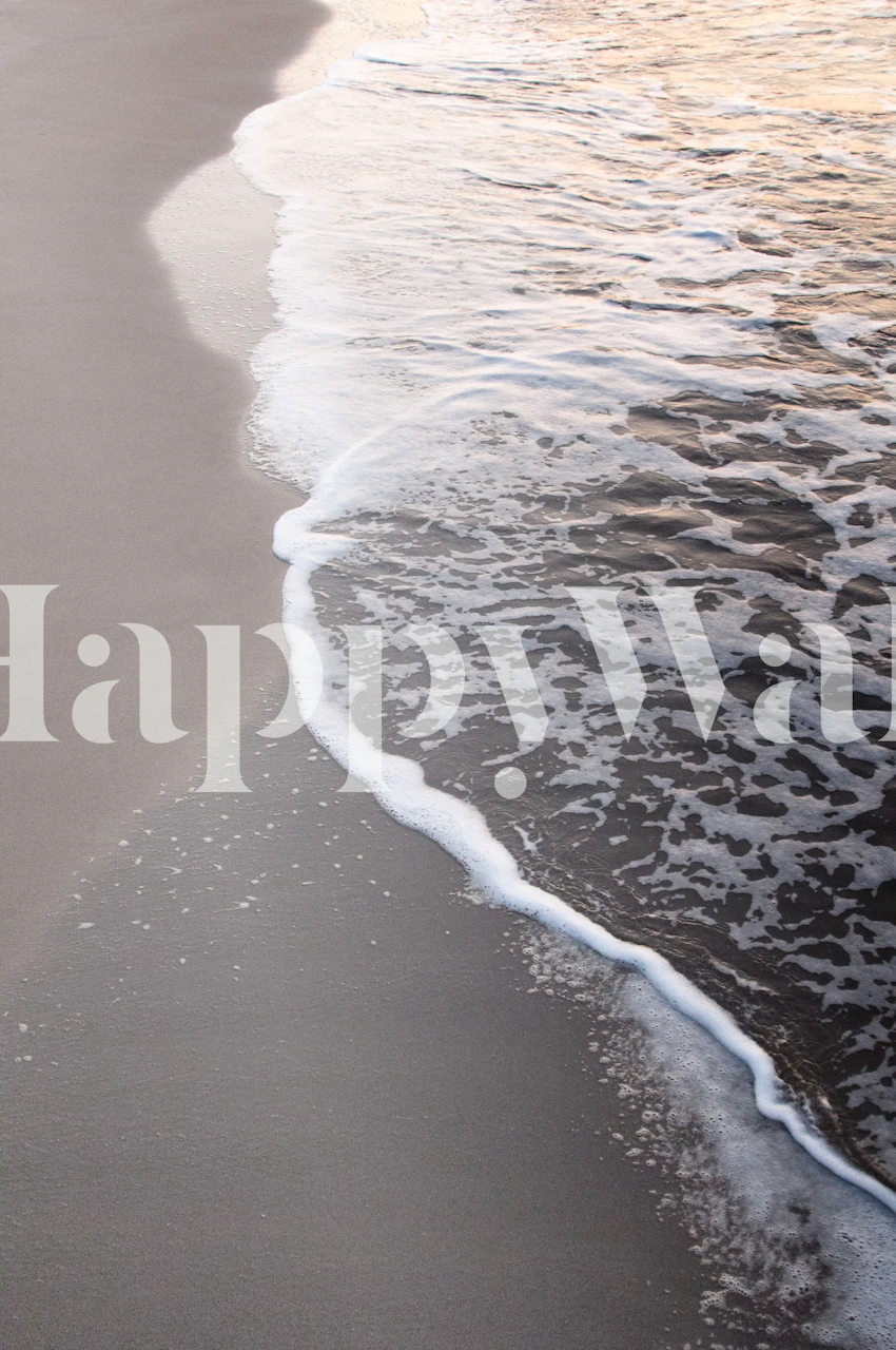 Ruhiges Strand-Wandbild bei Sonnenuntergang mit sanftem Licht und sanften Wellen