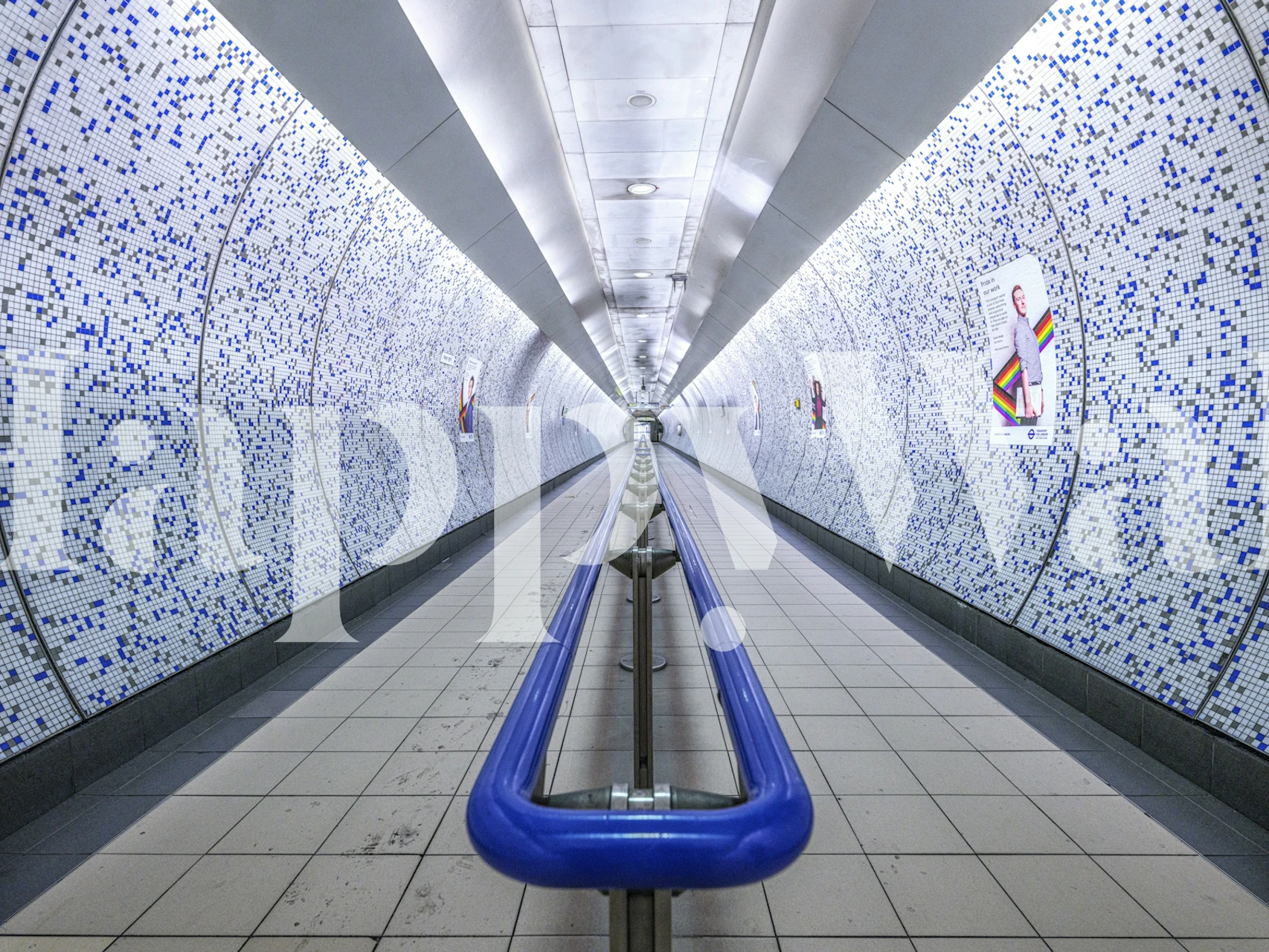 Design de papel de parede London Commute exibido em um quarto