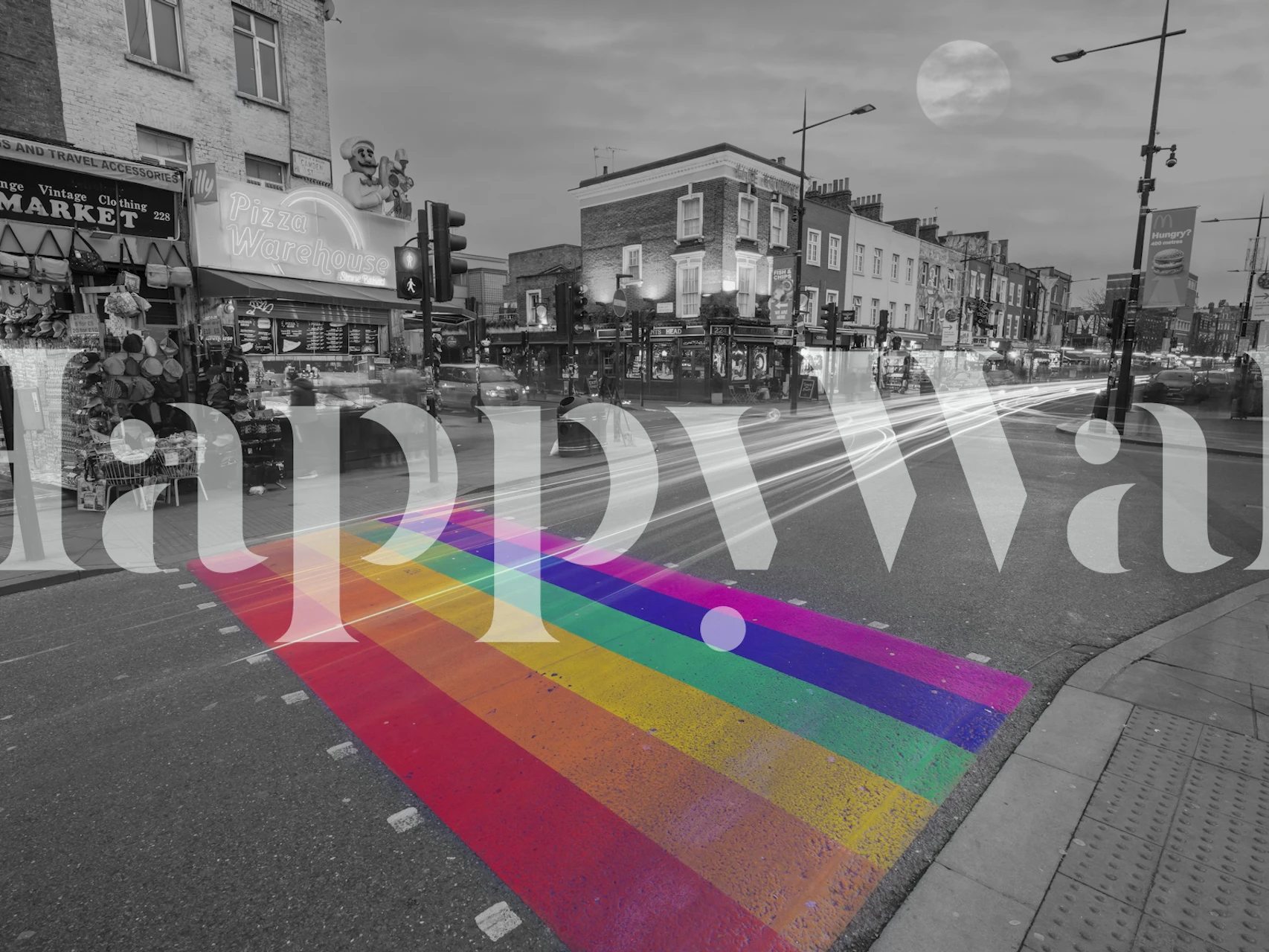 Färgglad övergångsställe fototapet i en monokrom stadsbild