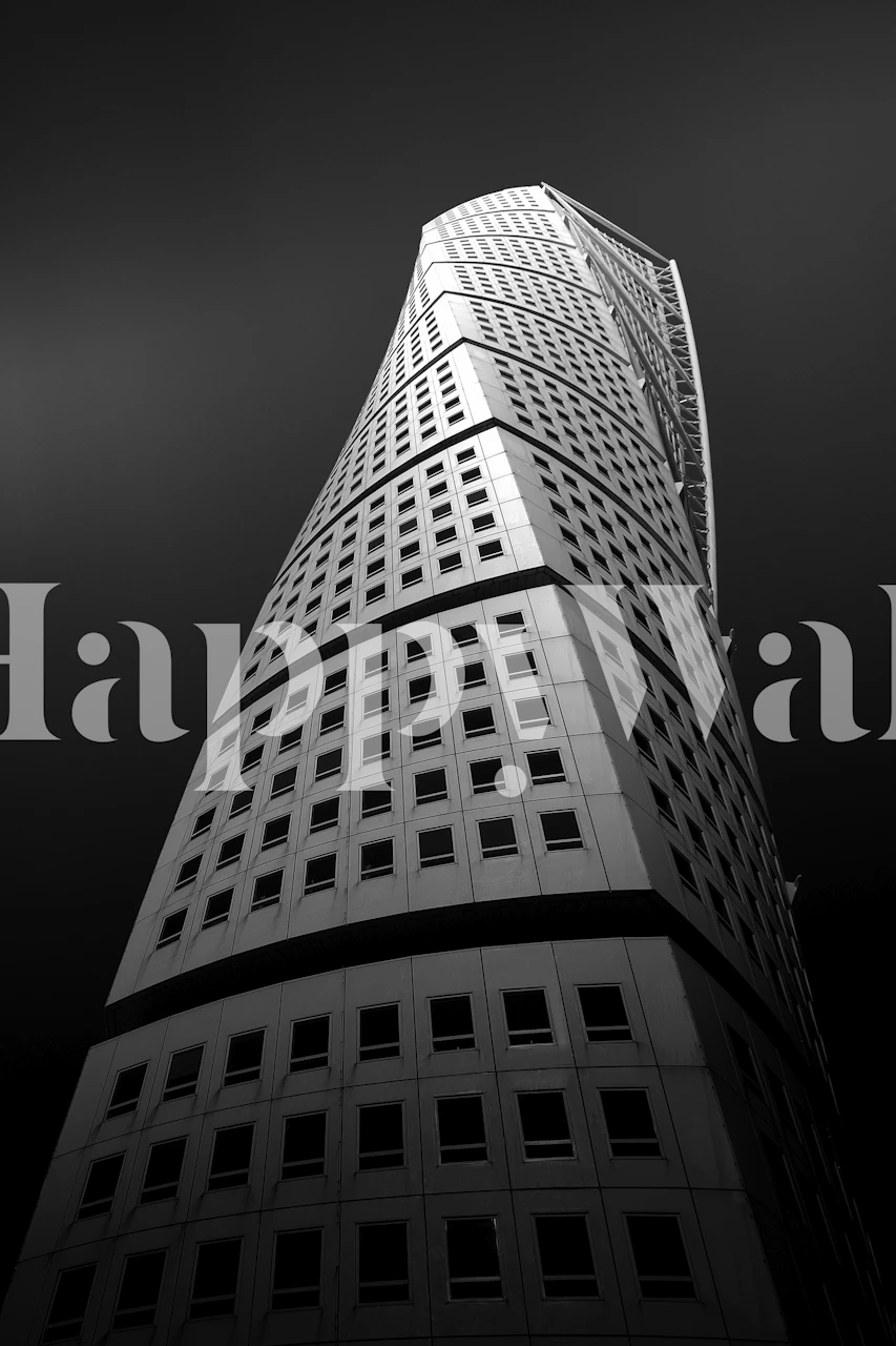 Jednobojni zidni mural koji prikazuje vijugavi neboder naspram tamnog neba