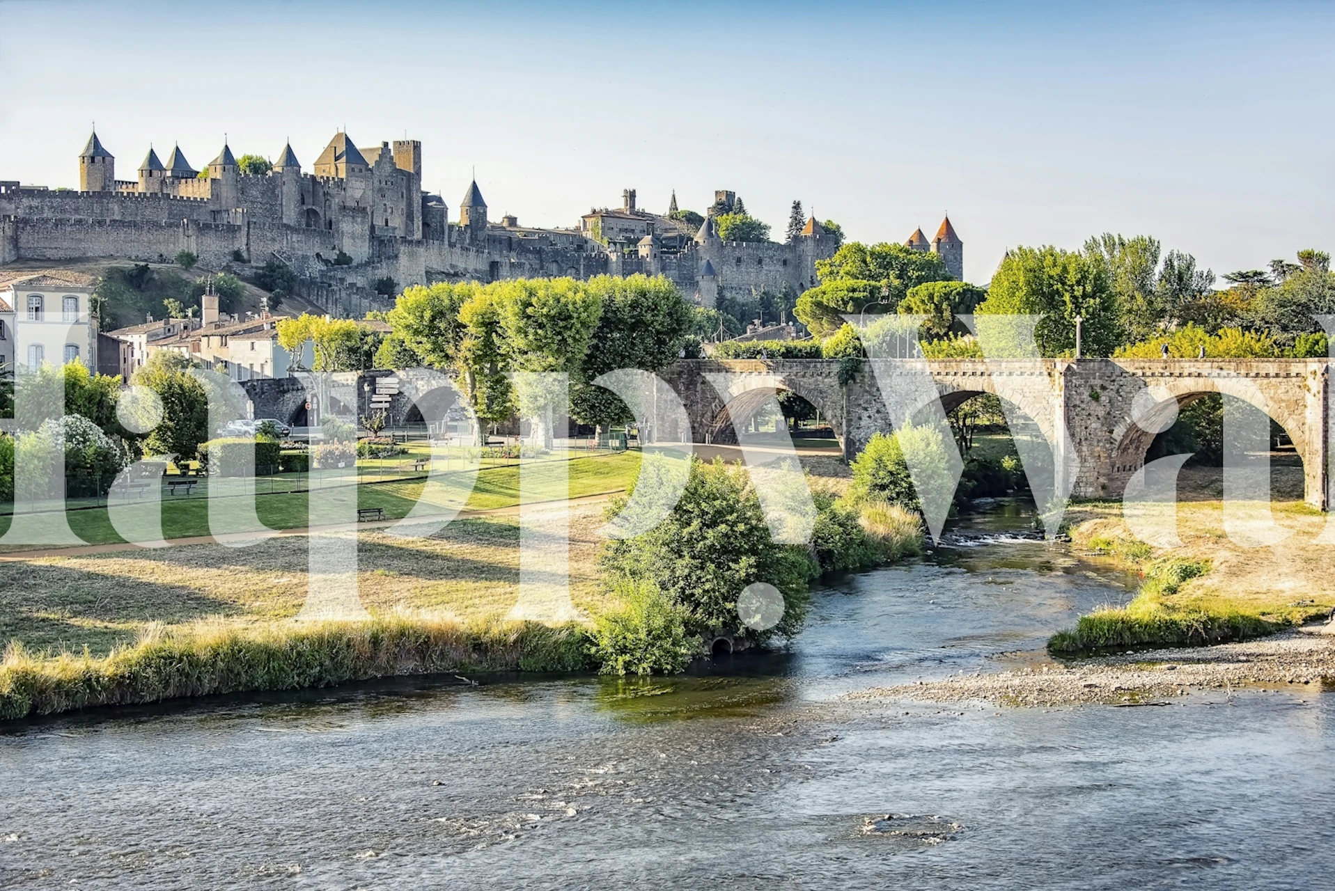 Murmaleri i gamlebyen i Carcassonne med middelalderske festningsverk og en steinbro over elven Aude