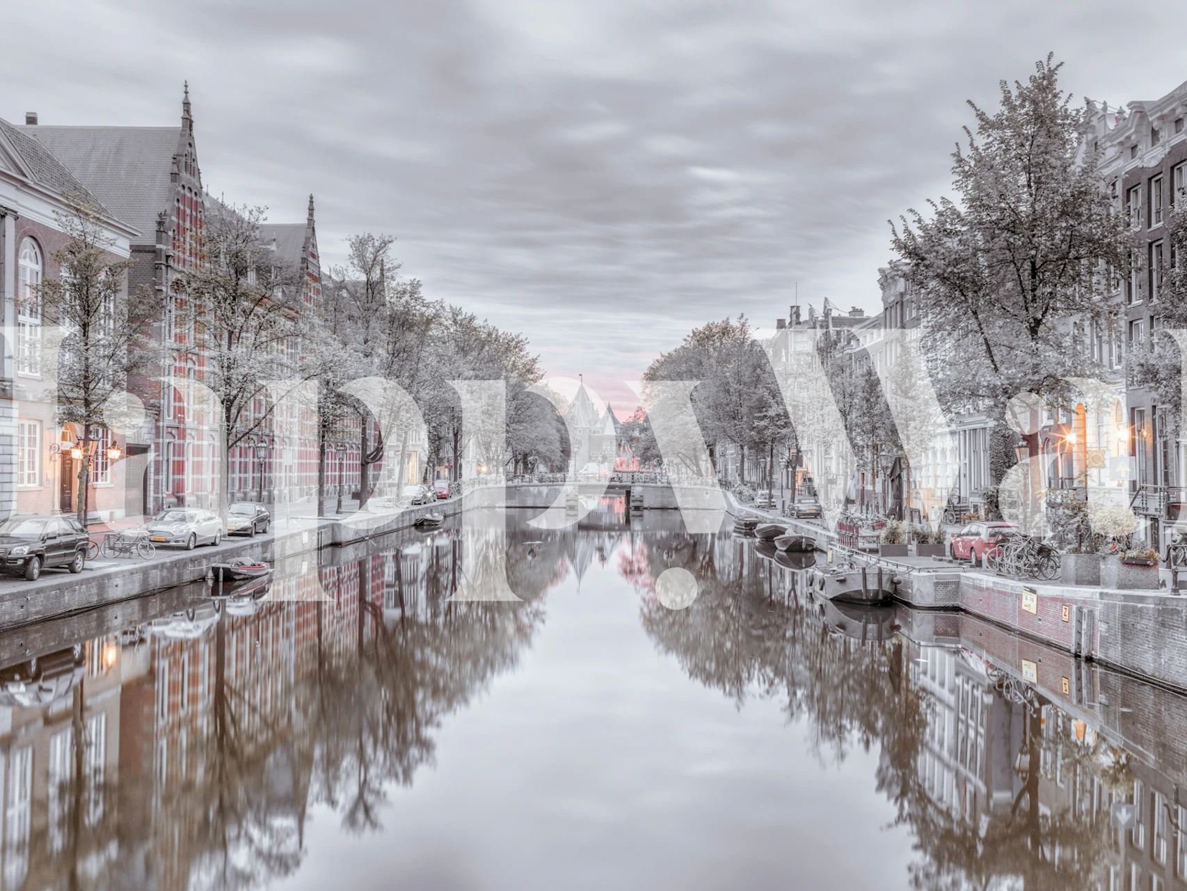 Veggmaleri på Amsterdam-kanalen viser stille vann, omkranset av trær og nederlandsk arkitektur