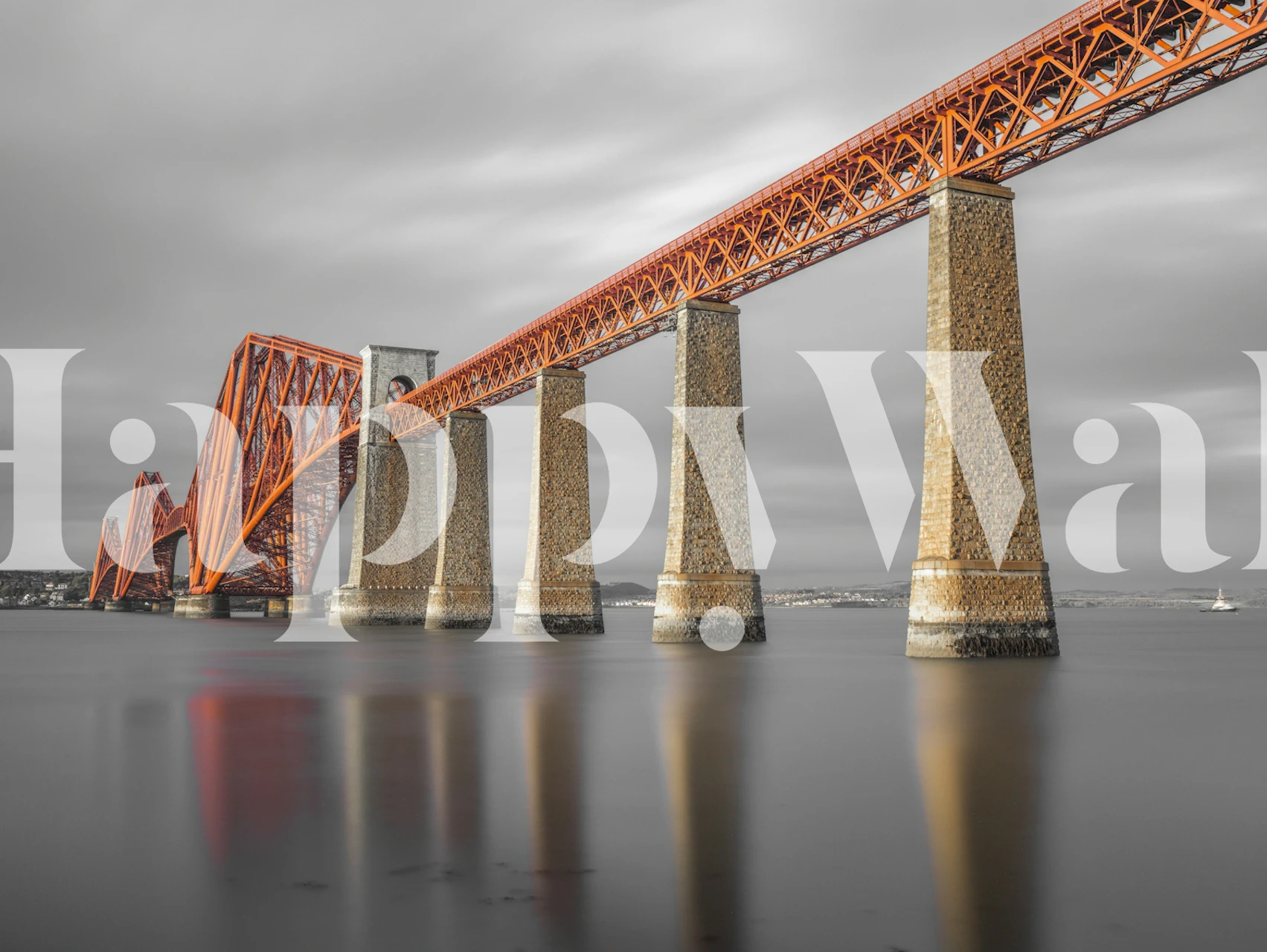 Nástěnná malba železničního mostu Firth of Forth, zobrazující ikonickou strukturu v poklidném prostředí