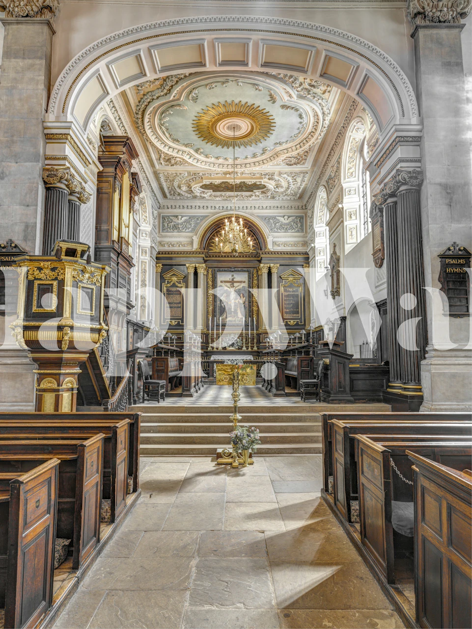 Interieur van de Allerheiligenkerk met zuilen en zonlichtmuurschildering