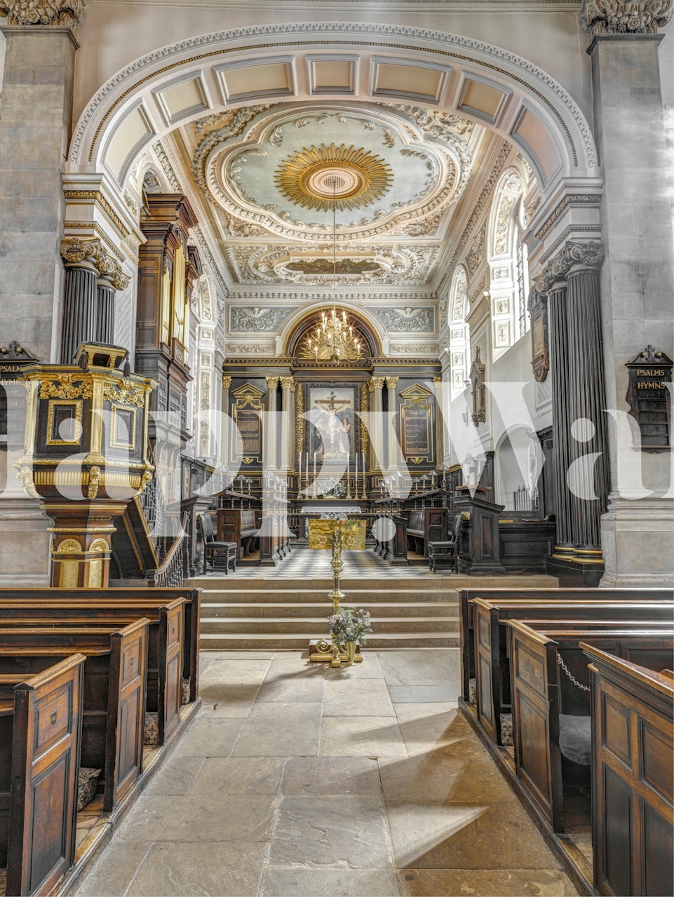 Interieur van de Allerheiligenkerk met zuilen en zonlichtmuurschildering
