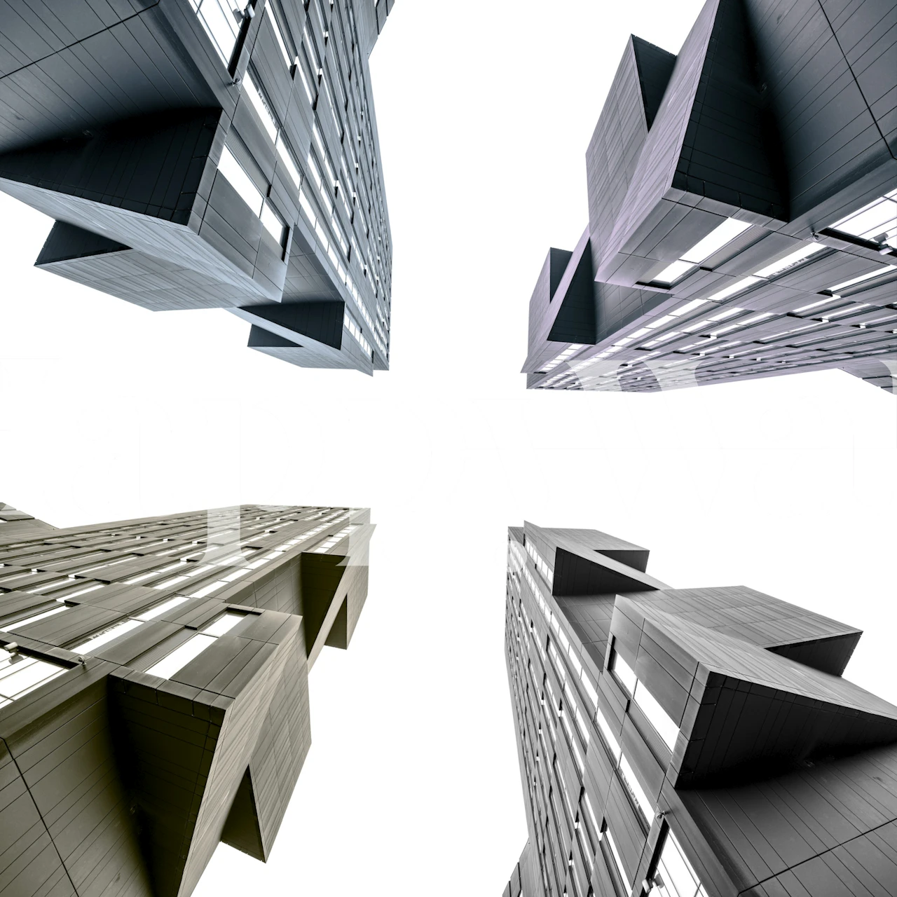 Vista astratta verso l'alto di imponenti strutture architettoniche murali