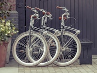 Bicycles parked along the street carta da parati