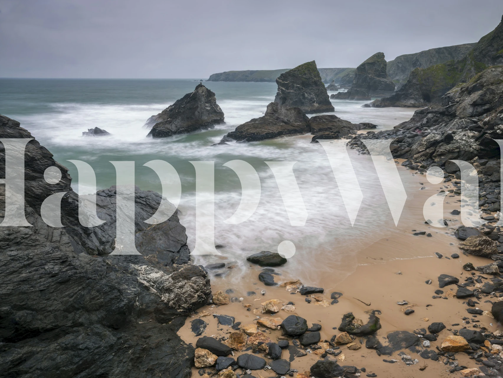 Zidni mural na obali Bedruthan Steps koji prikazuje visoke morske hrpe i pjenaste valove