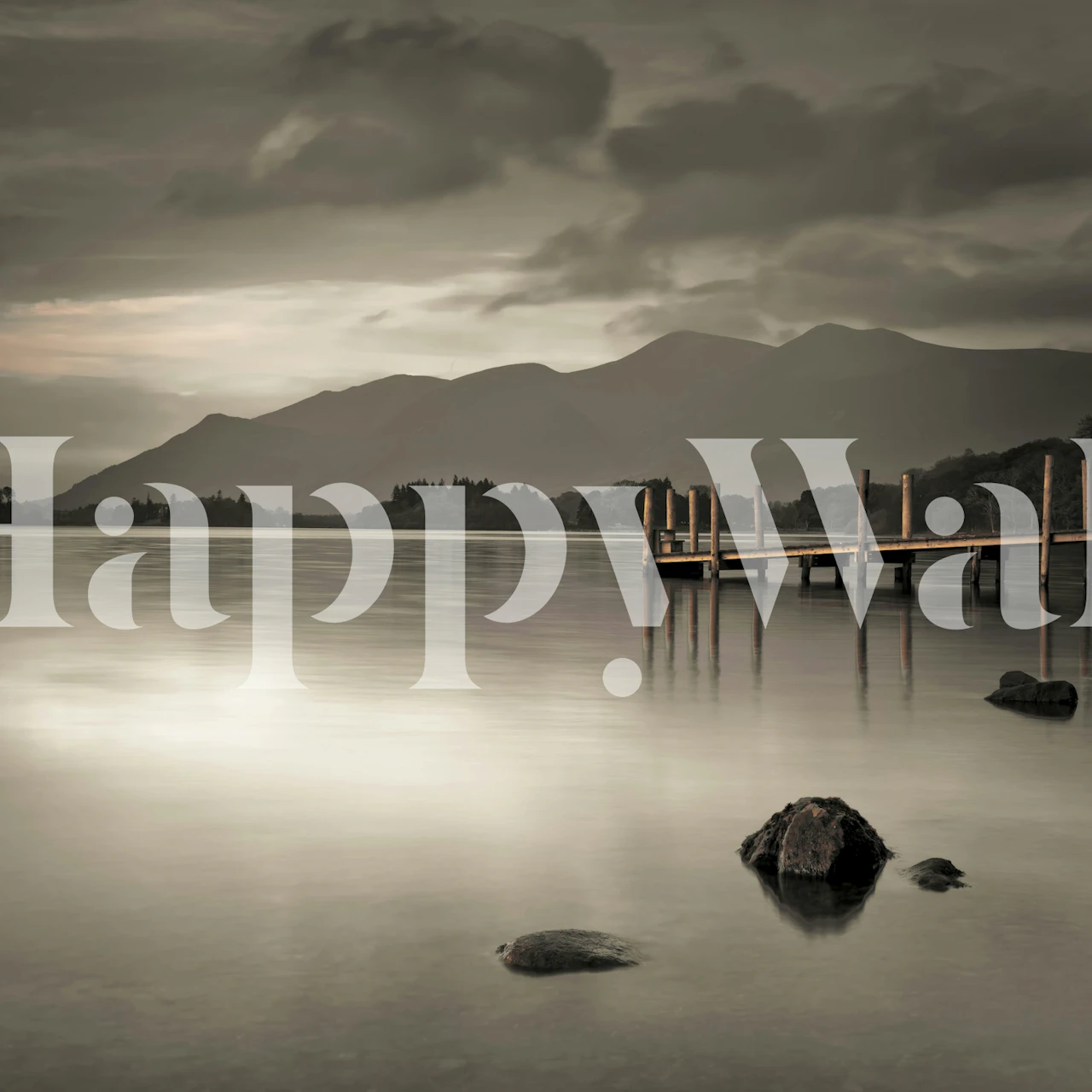 Serene Lake Pier behang gepresenteerd in een kamer